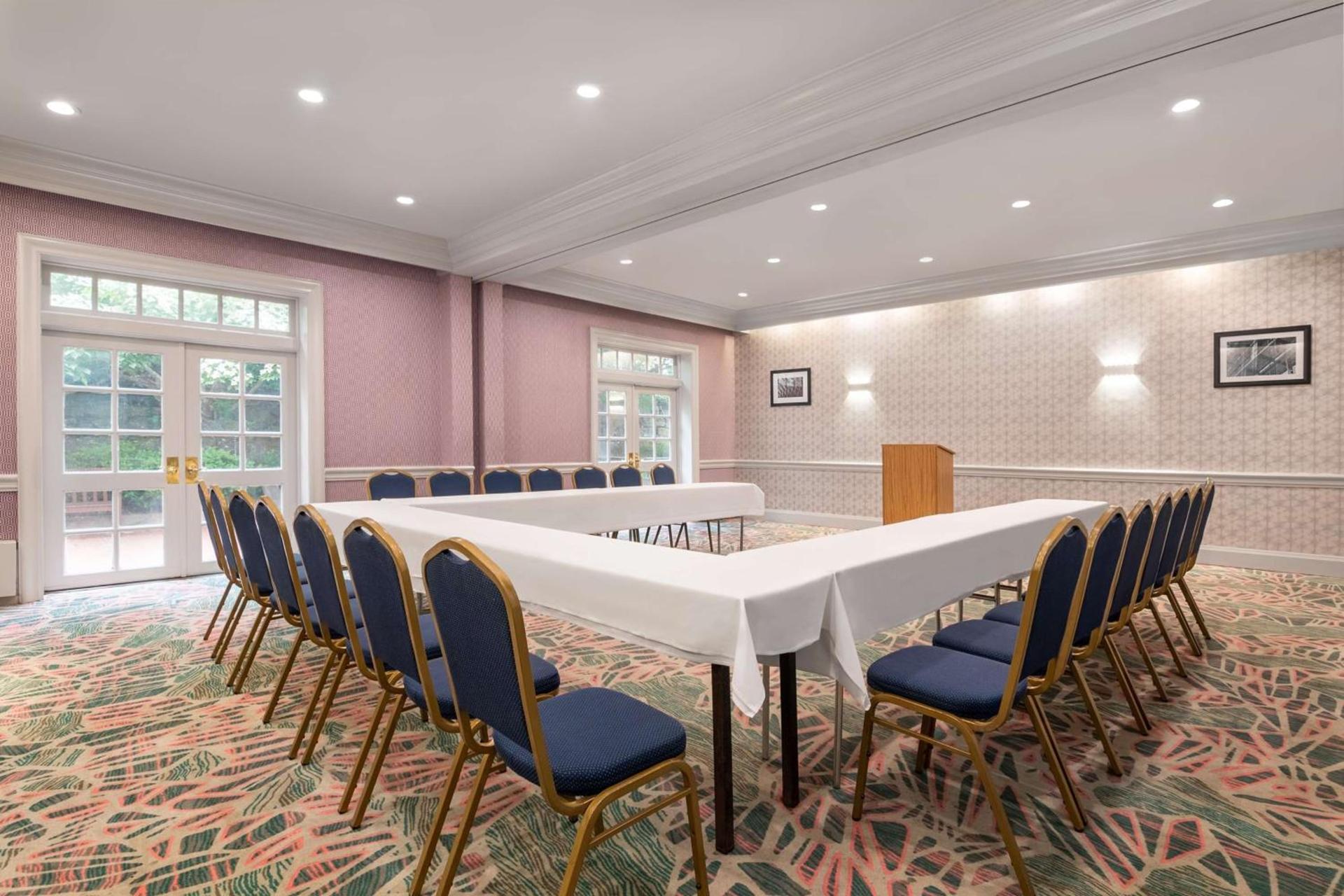Hampton Inn & Suites Stamford photo 38