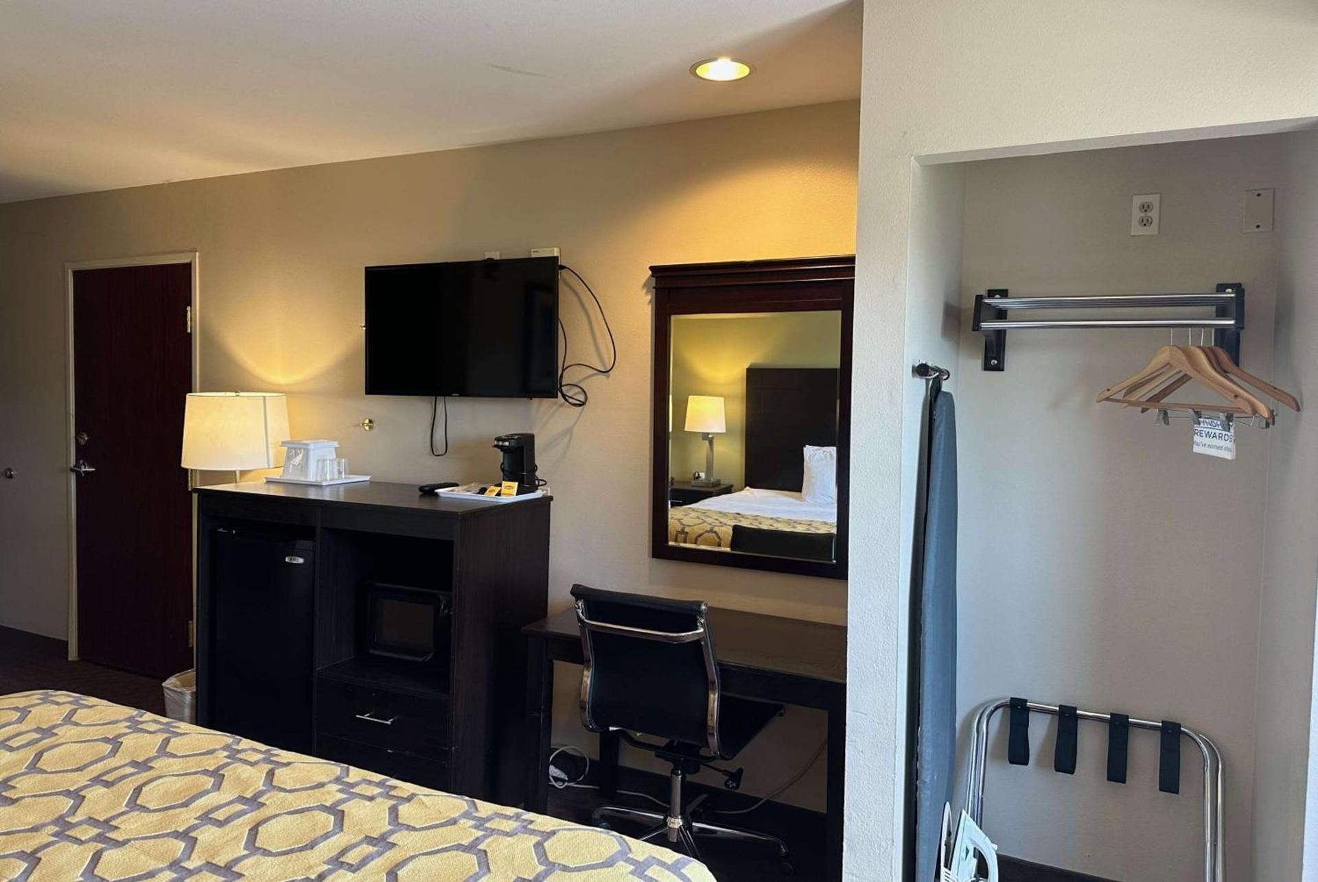 Baymont by Wyndham Farmington photo 13