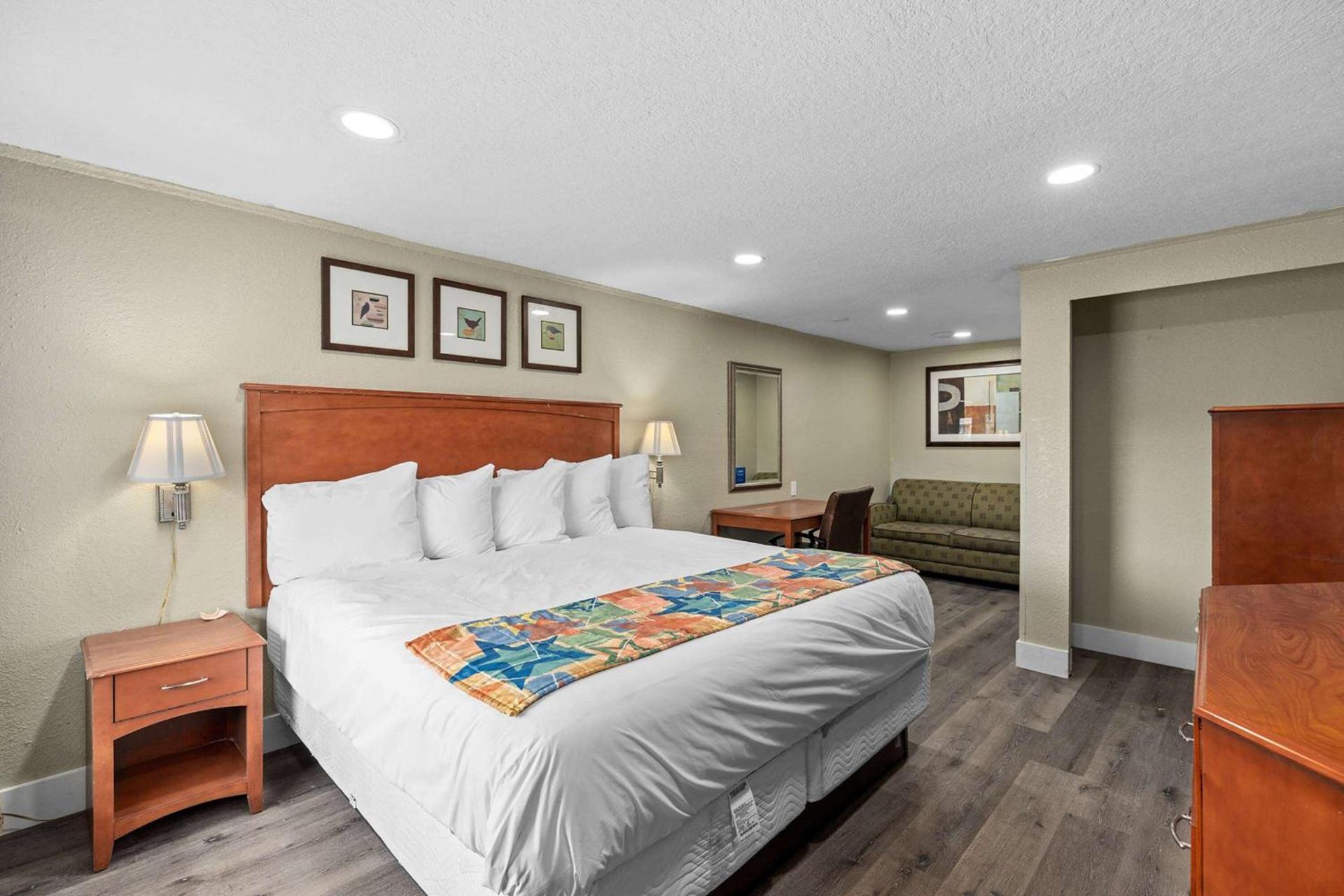 Travelodge by Wyndham Kissimmee Orlando photo 25