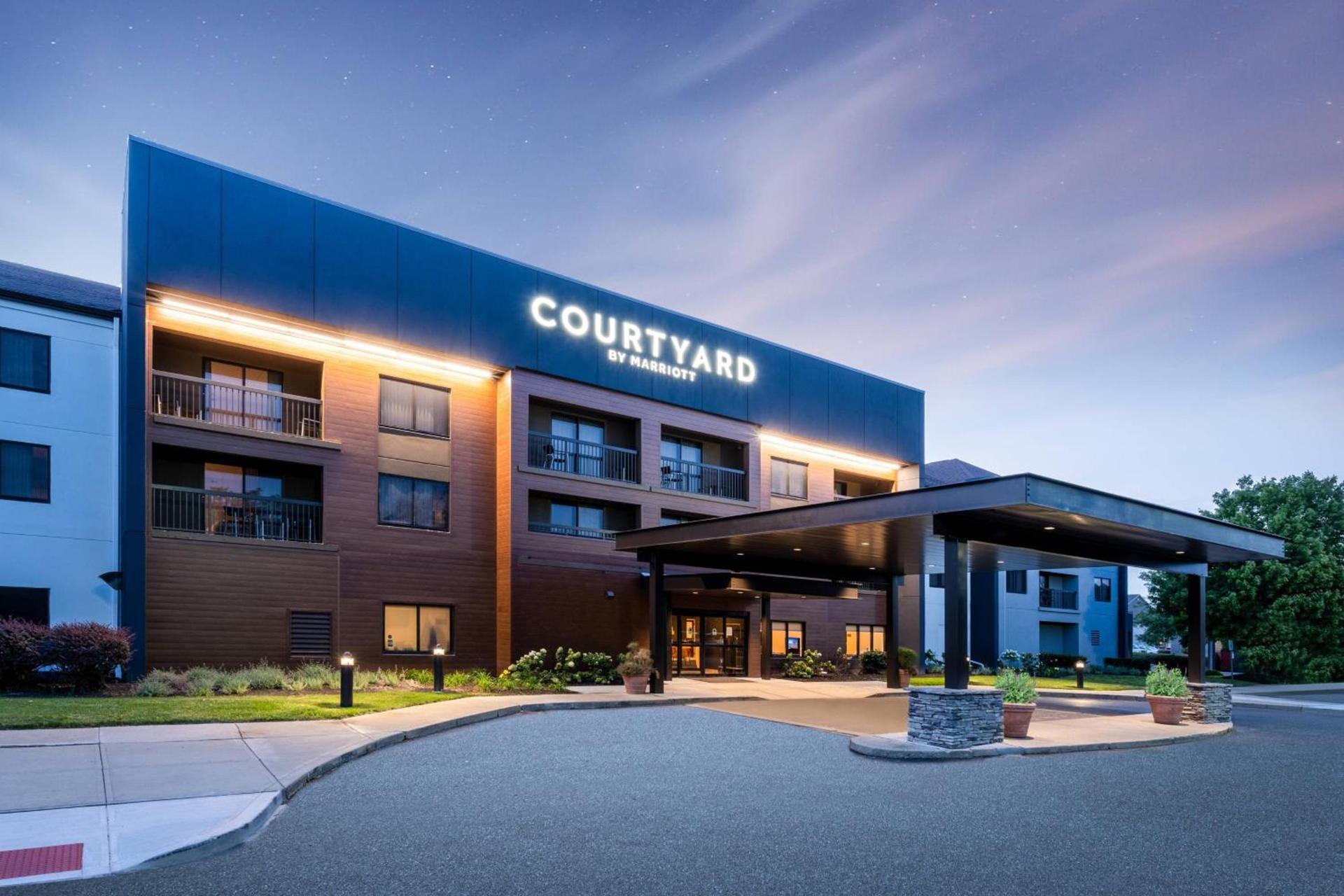 Courtyard Columbus Airport photo 1