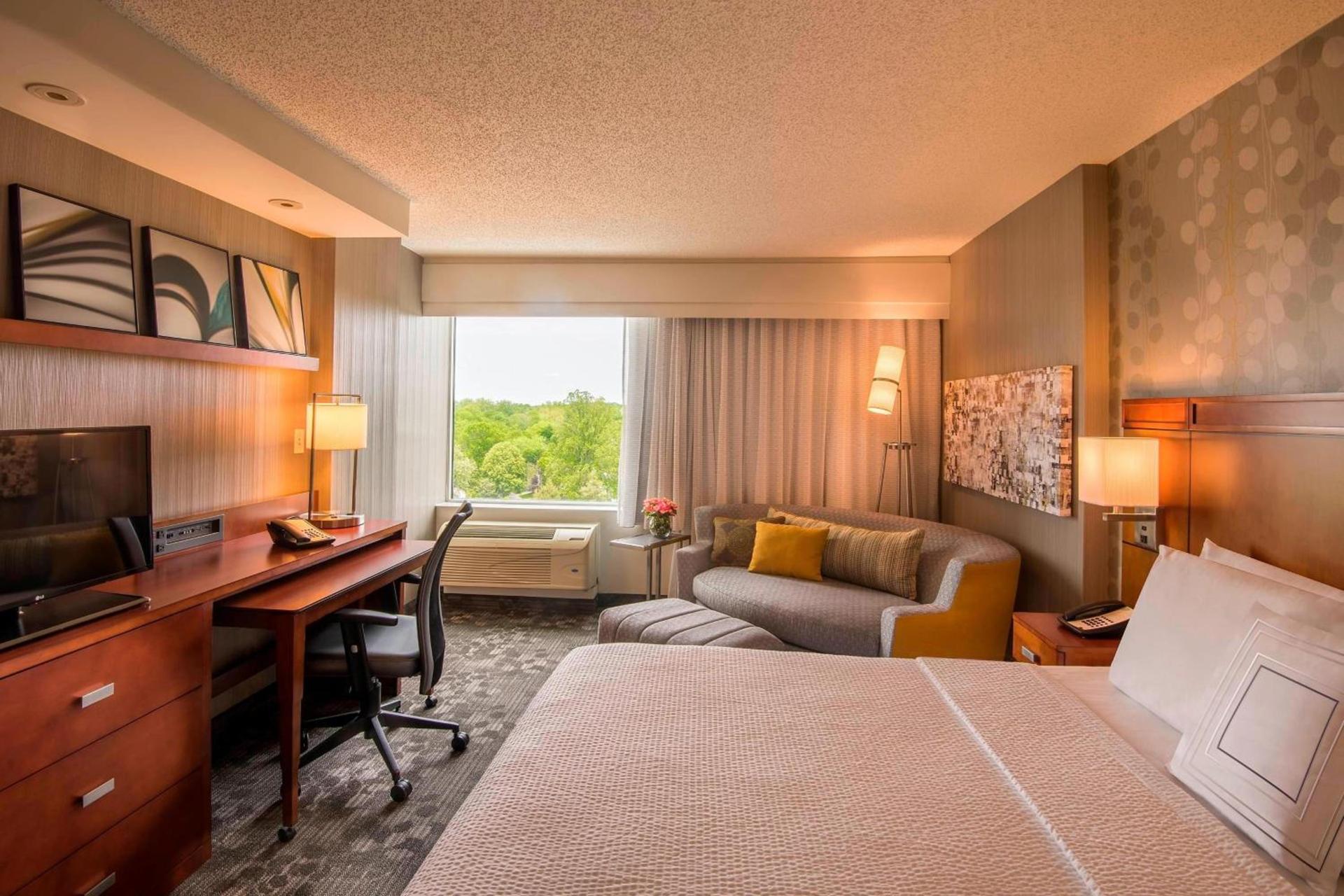 Courtyard by Marriott Bethesda Chevy Chase photo 7