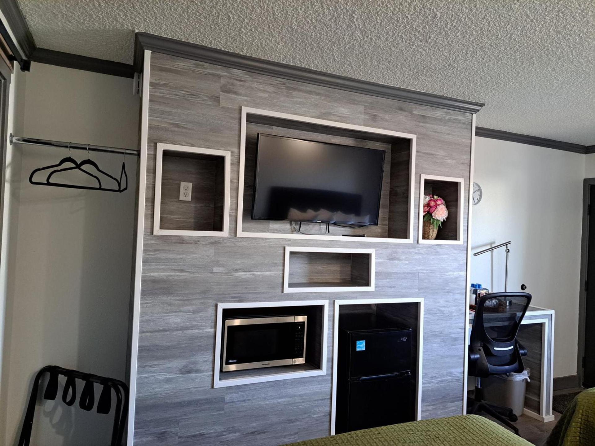 Dunes Motel - Bend photo 25
