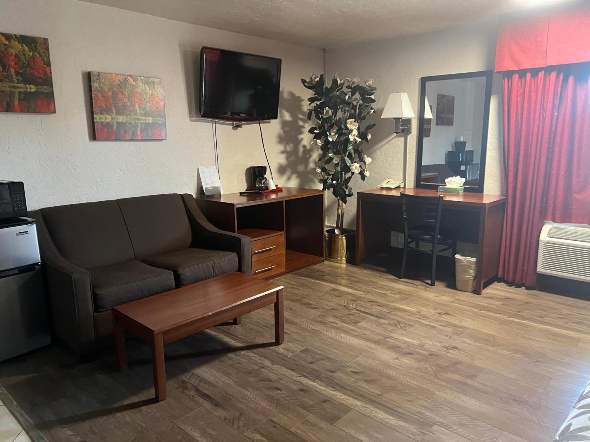 Red Carpet Inn Medford photo 8