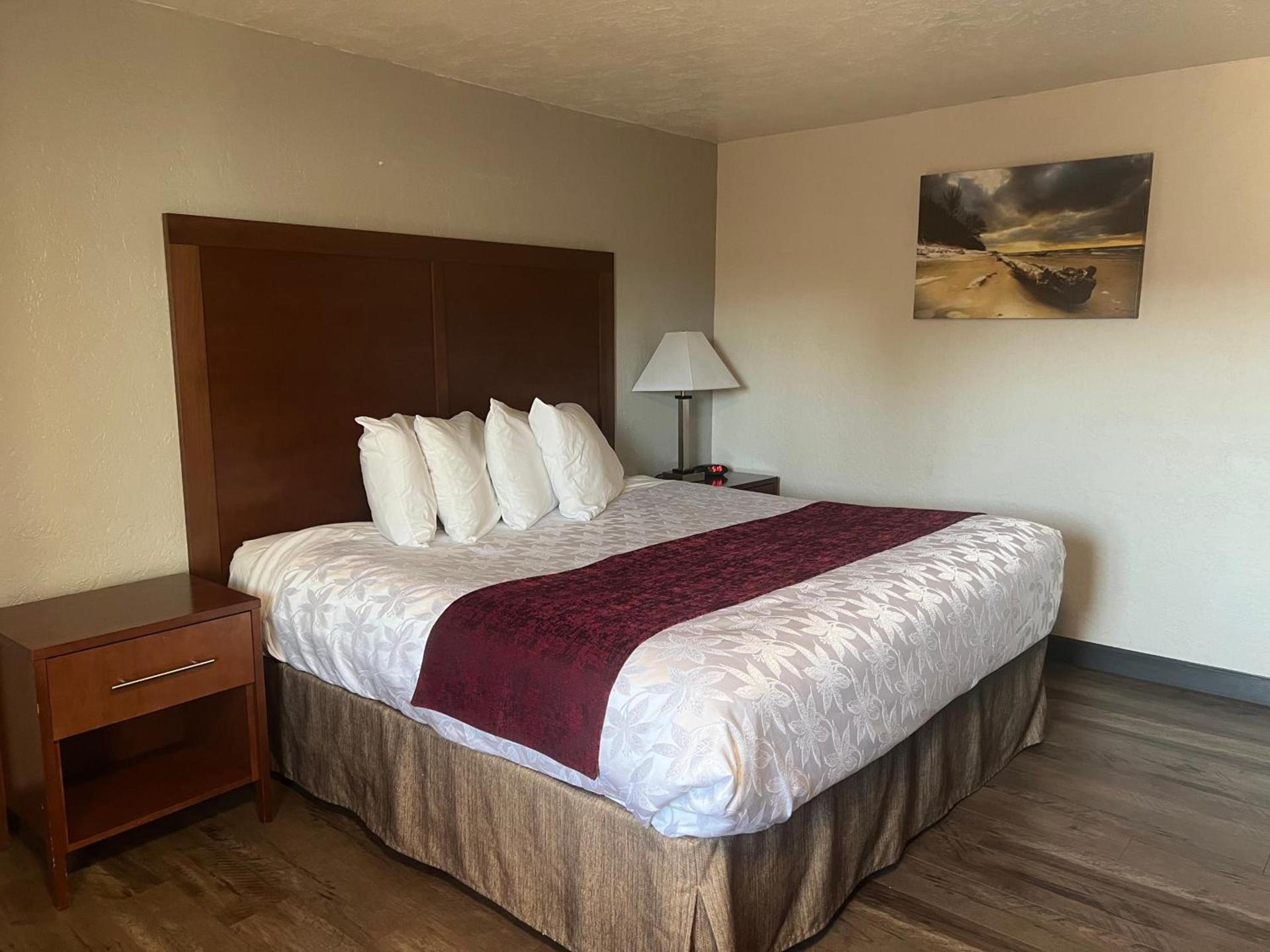 Red Carpet Inn Medford photo 9