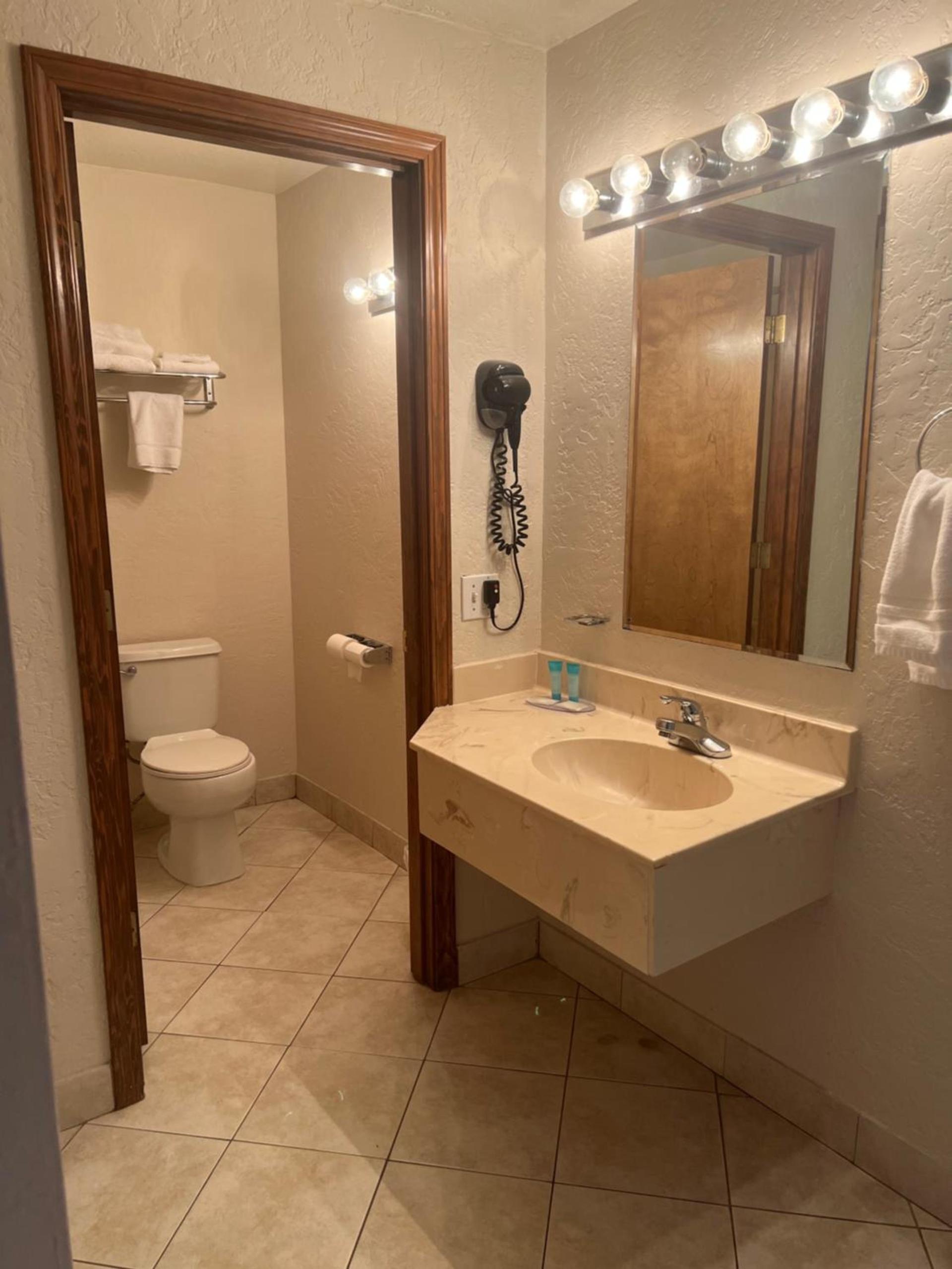 Red Carpet Inn Medford photo 7