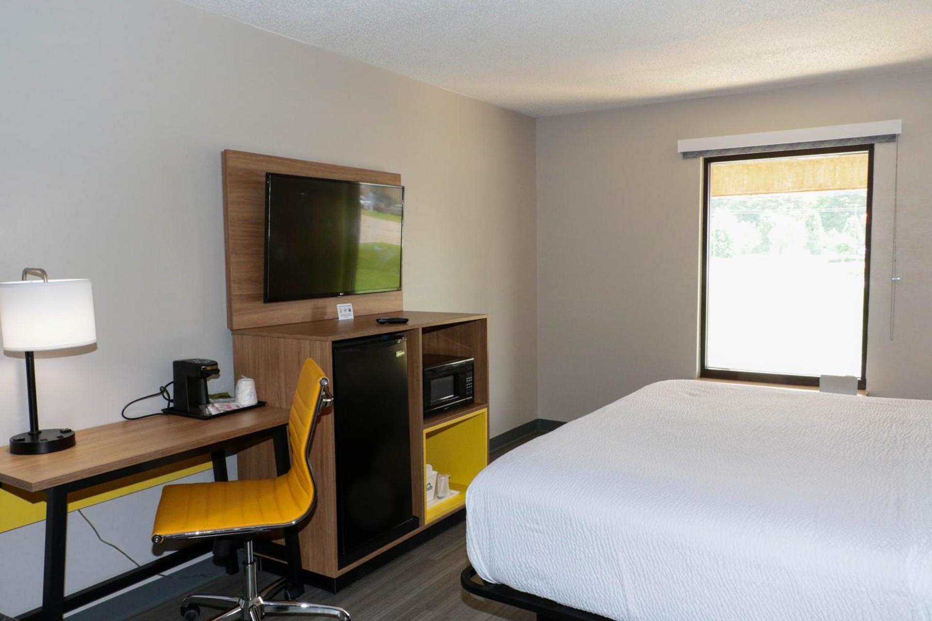 Days Inn by Wyndham Farmville photo 36