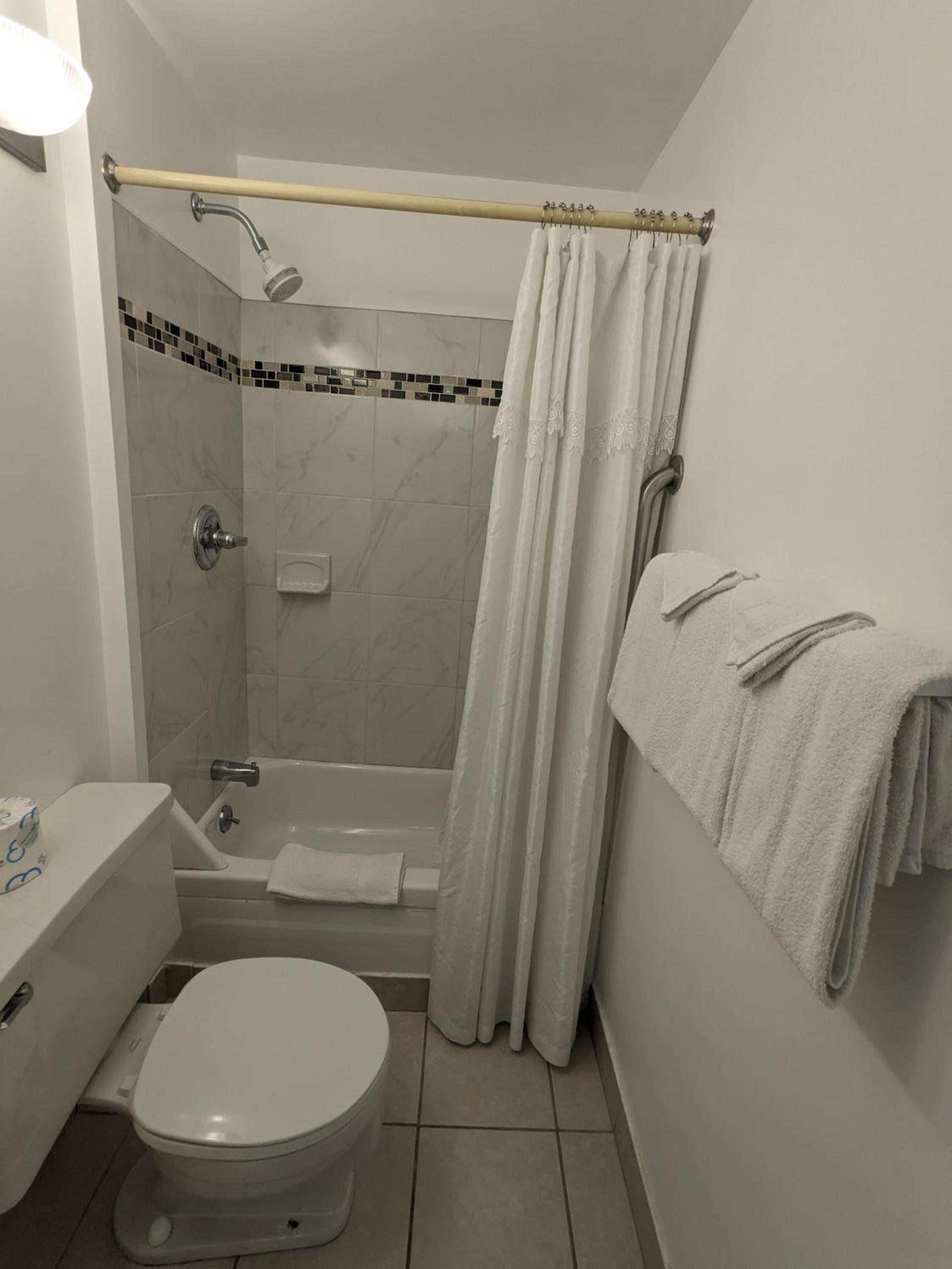 Bennington Motor Inn photo 18