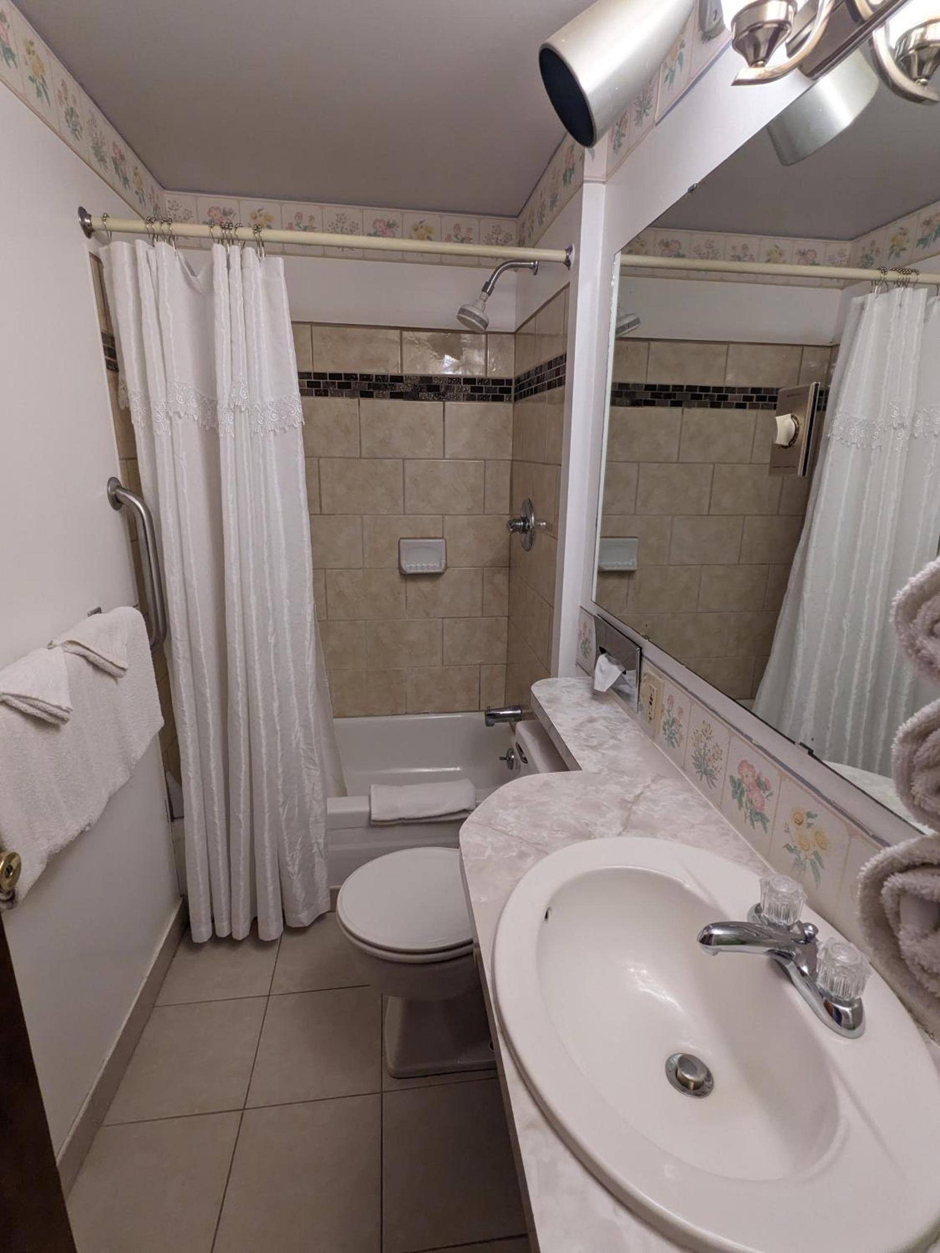 Bennington Motor Inn photo 5