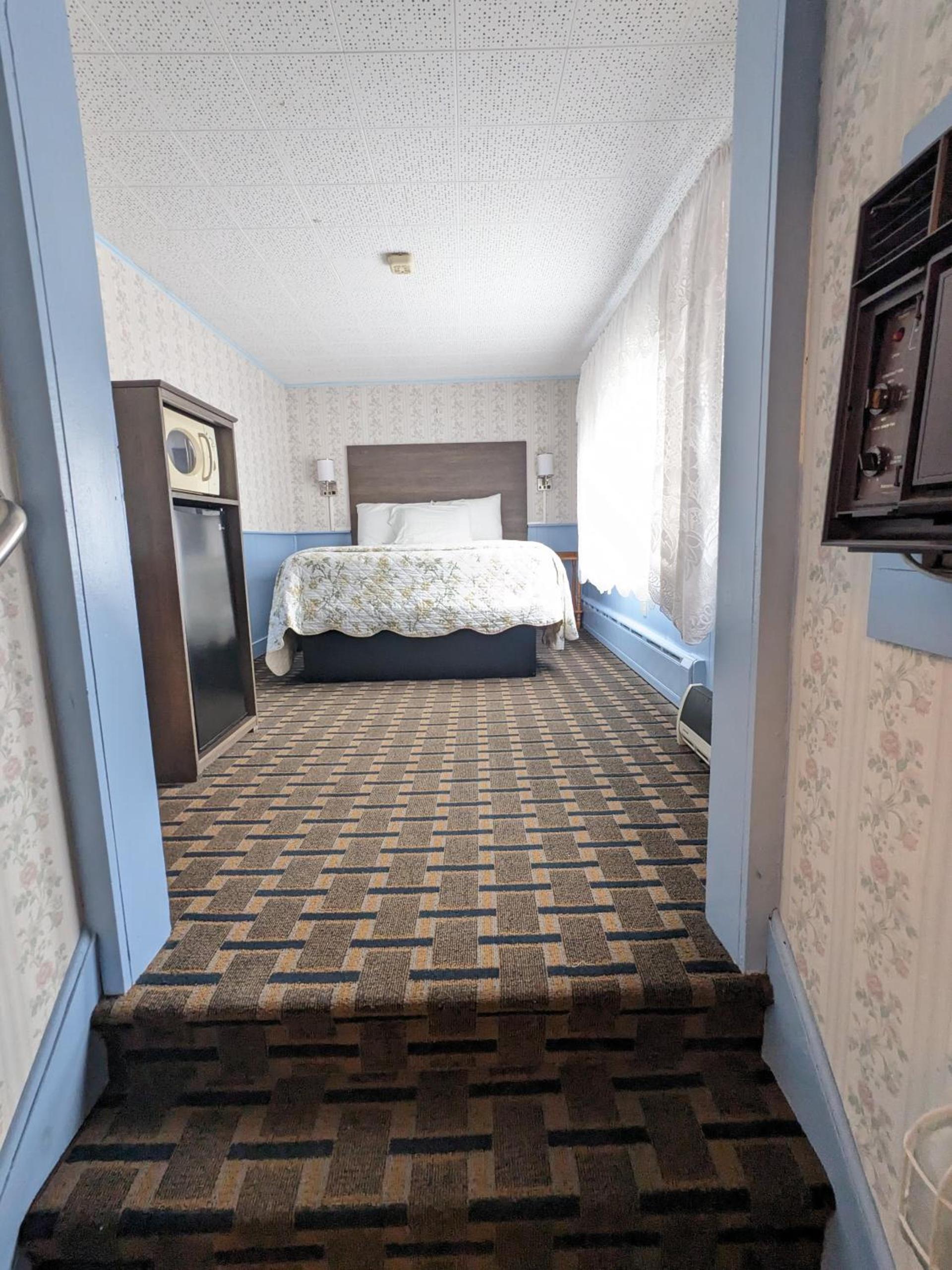 Bennington Motor Inn photo 8