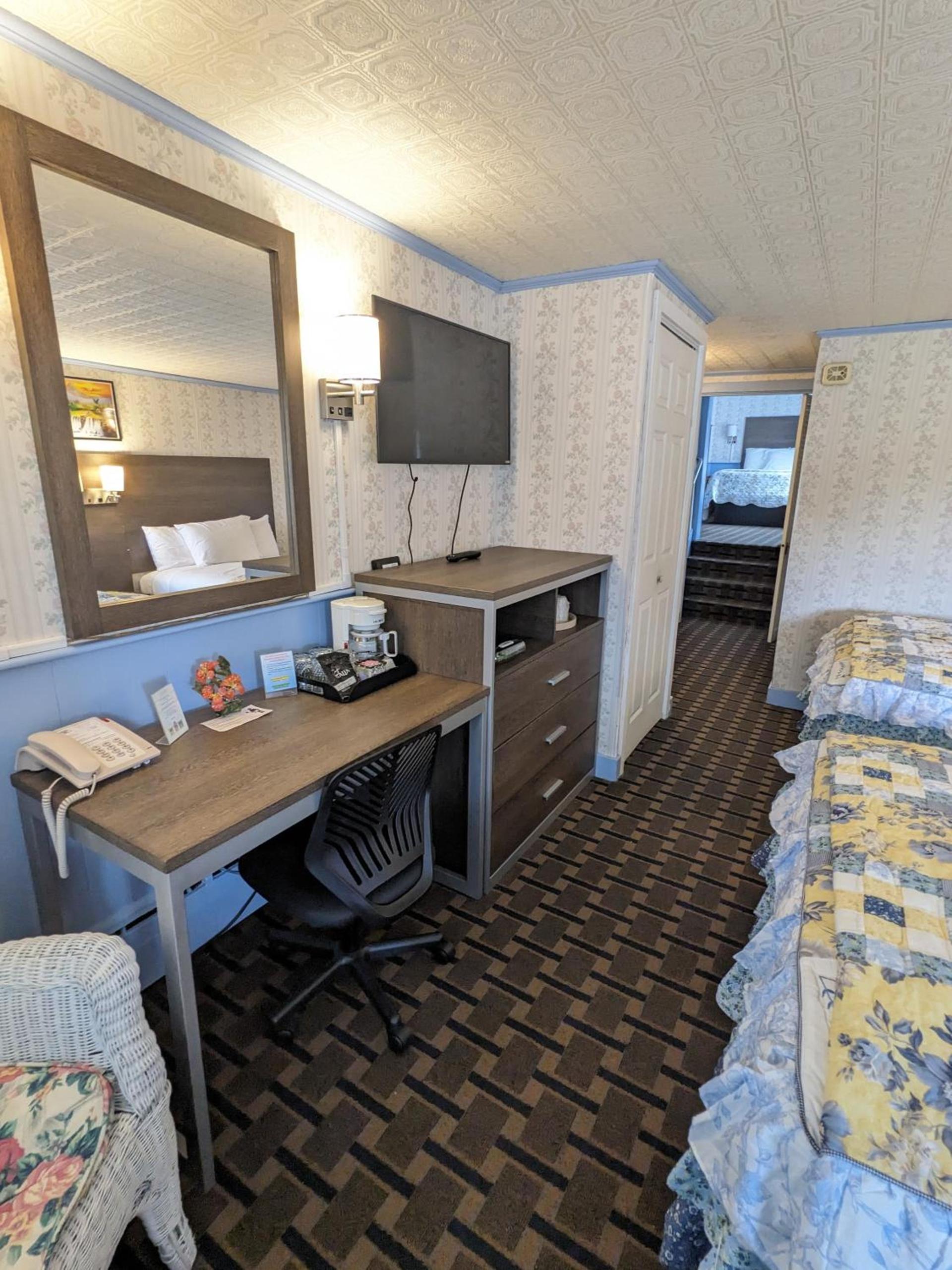 Bennington Motor Inn photo 12