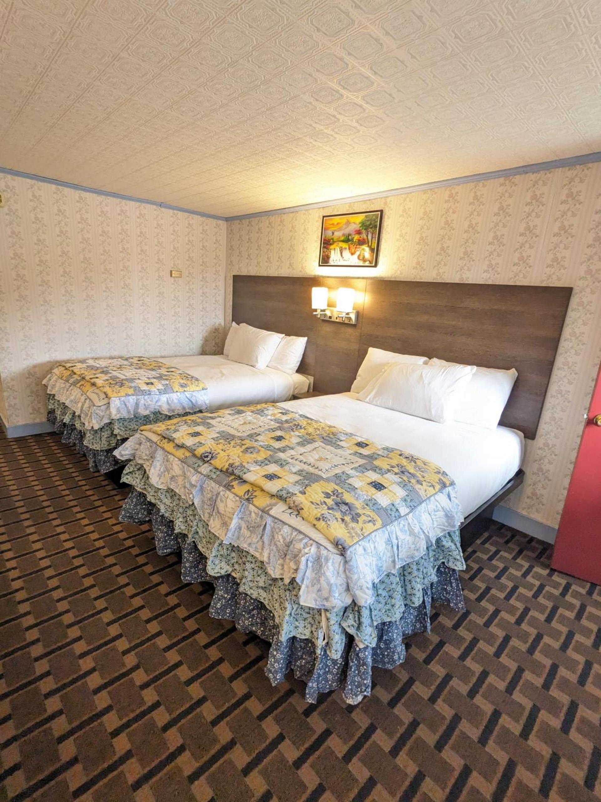 Bennington Motor Inn photo 9