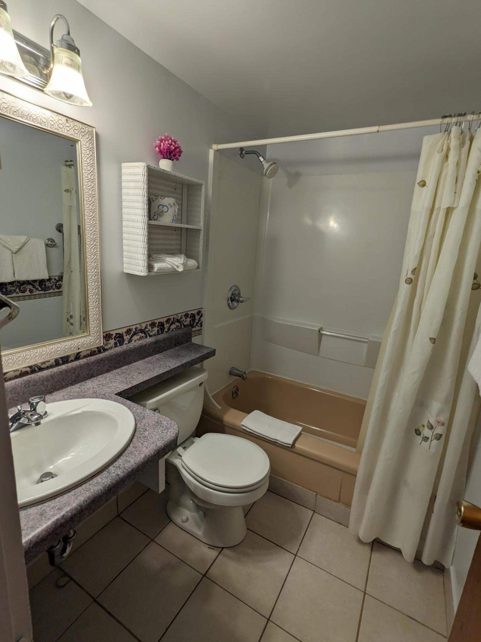 Bennington Motor Inn photo 13