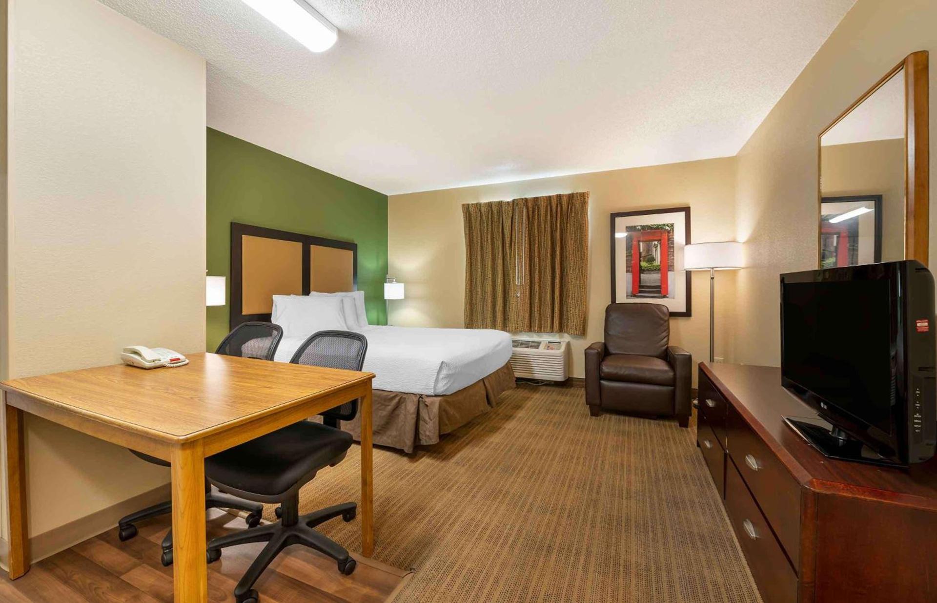 MainStay Suites Indianapolis Northwest - College Park photo 4