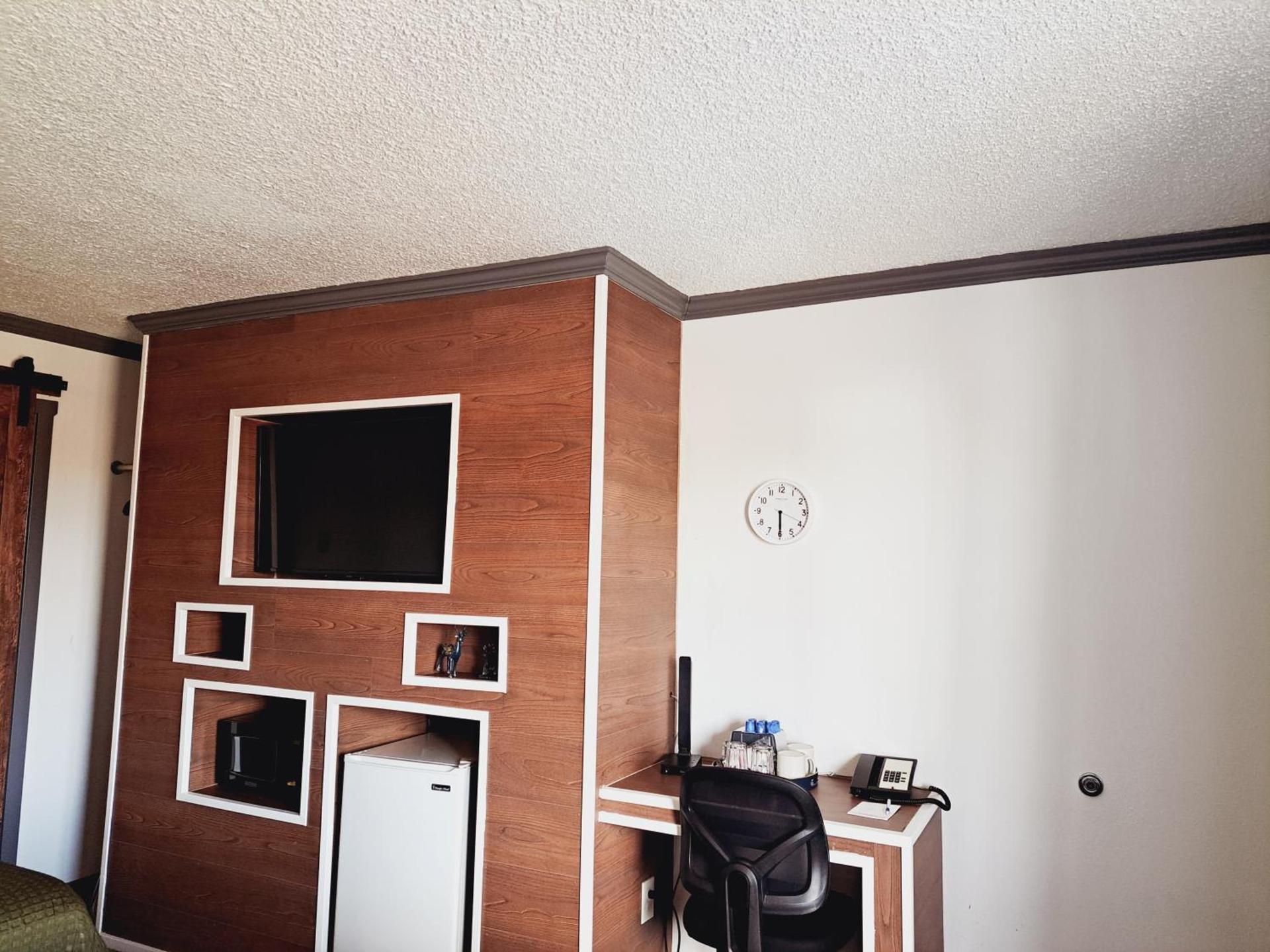 Dunes Motel - Bend photo 41