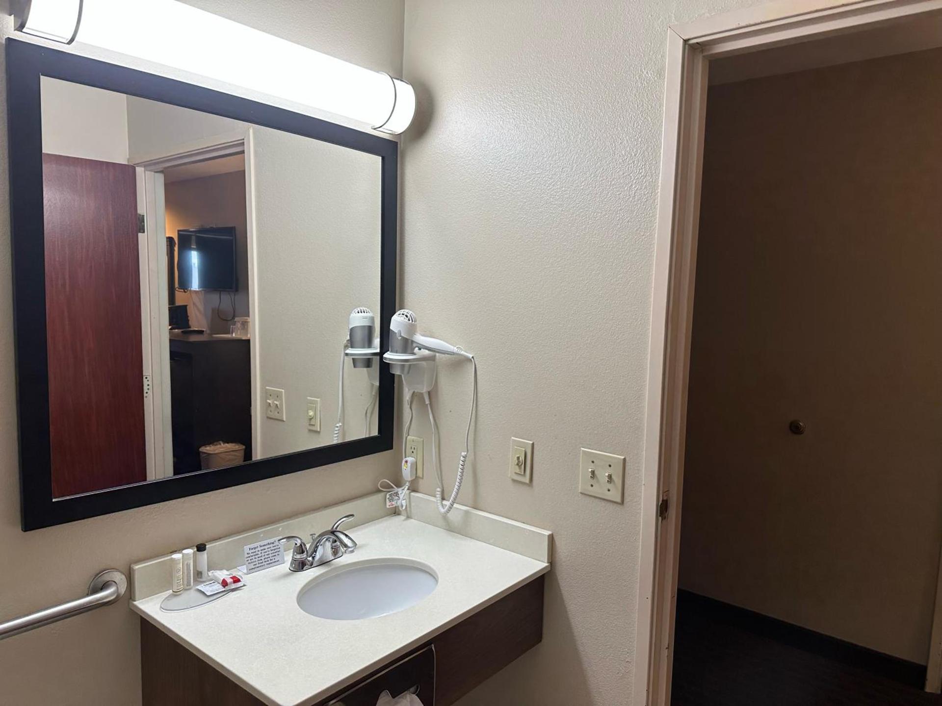 Baymont by Wyndham Farmington photo 37
