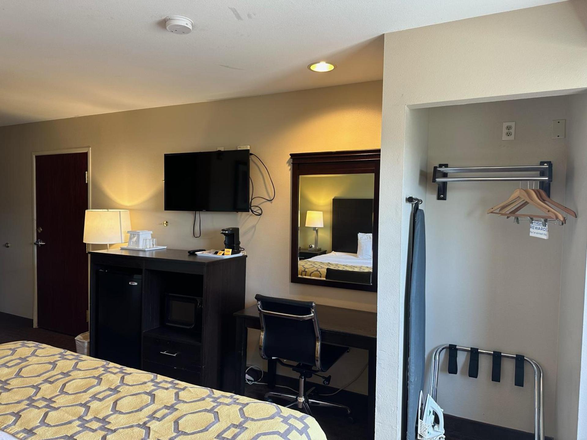 Baymont by Wyndham Farmington photo 38