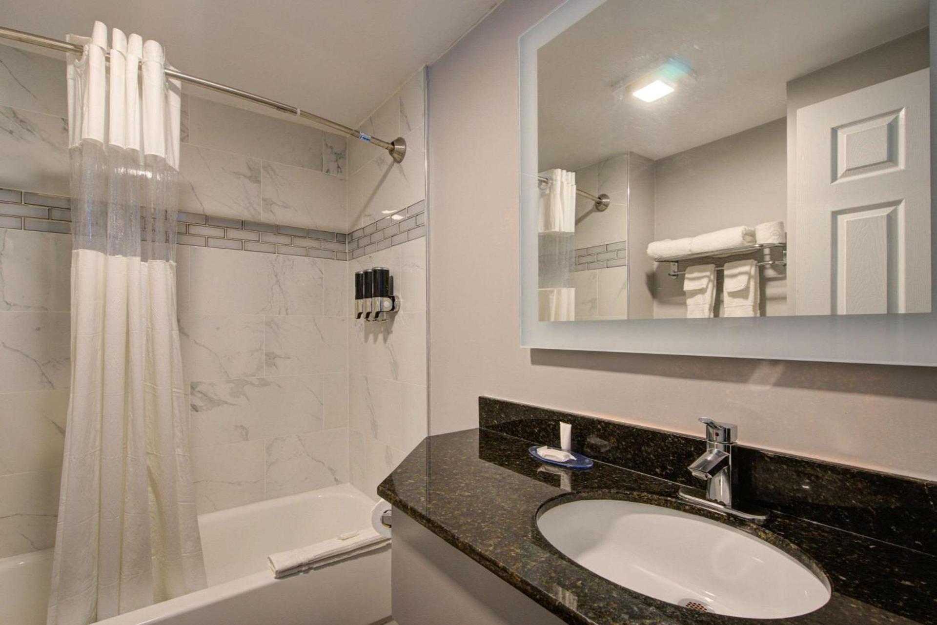 Clarion Pointe Tampa-Brandon Near Fairgrounds and Casino photo 18