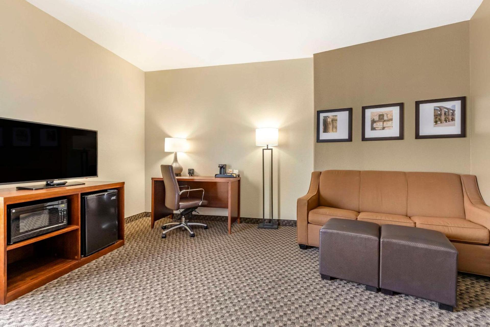 Comfort Suites Medical Center near Six Flags photo 12