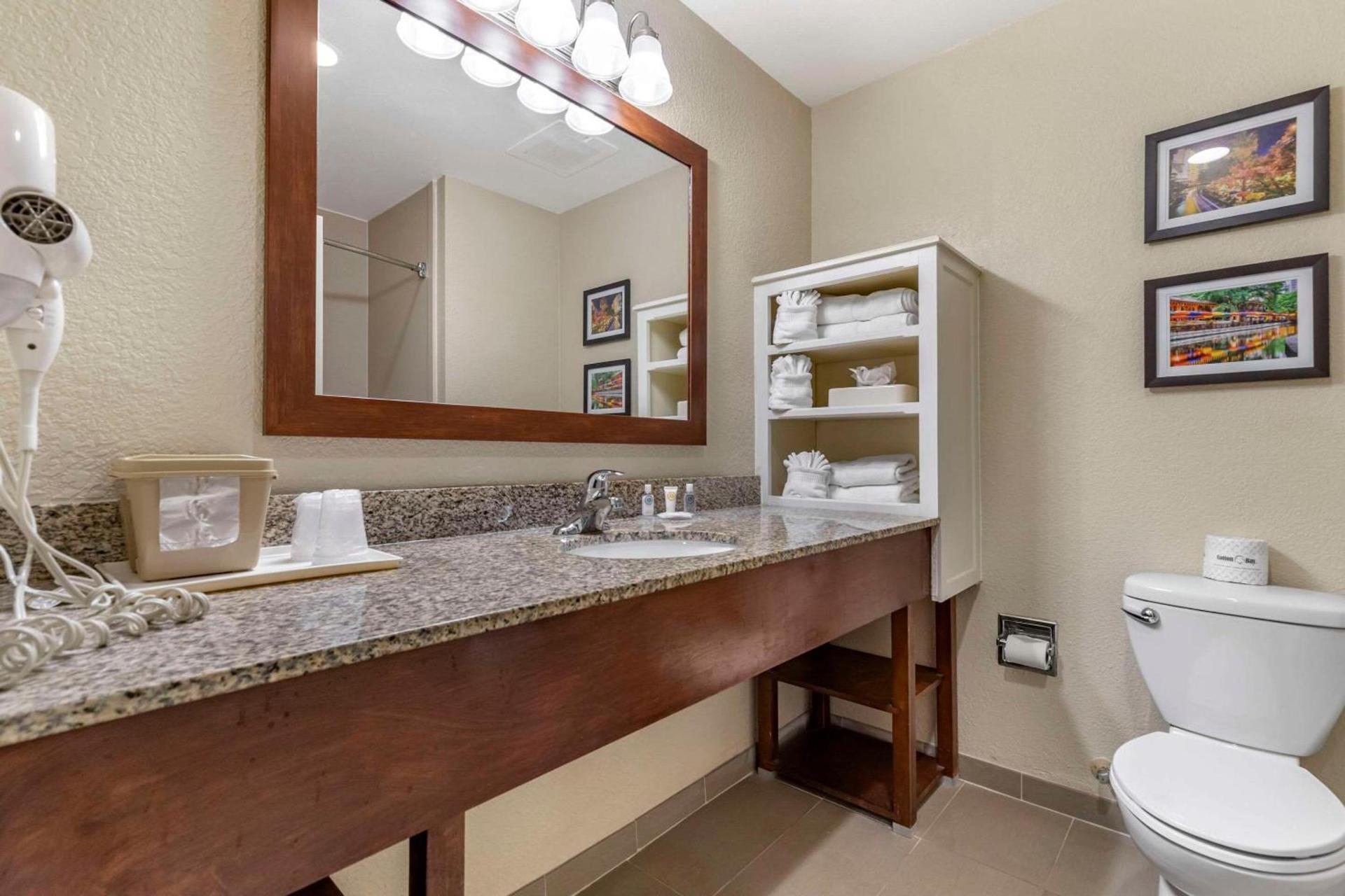 Comfort Suites Medical Center near Six Flags photo 18