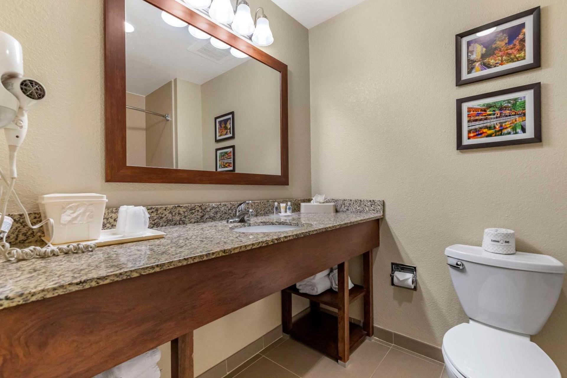 Comfort Suites Medical Center near Six Flags photo 23