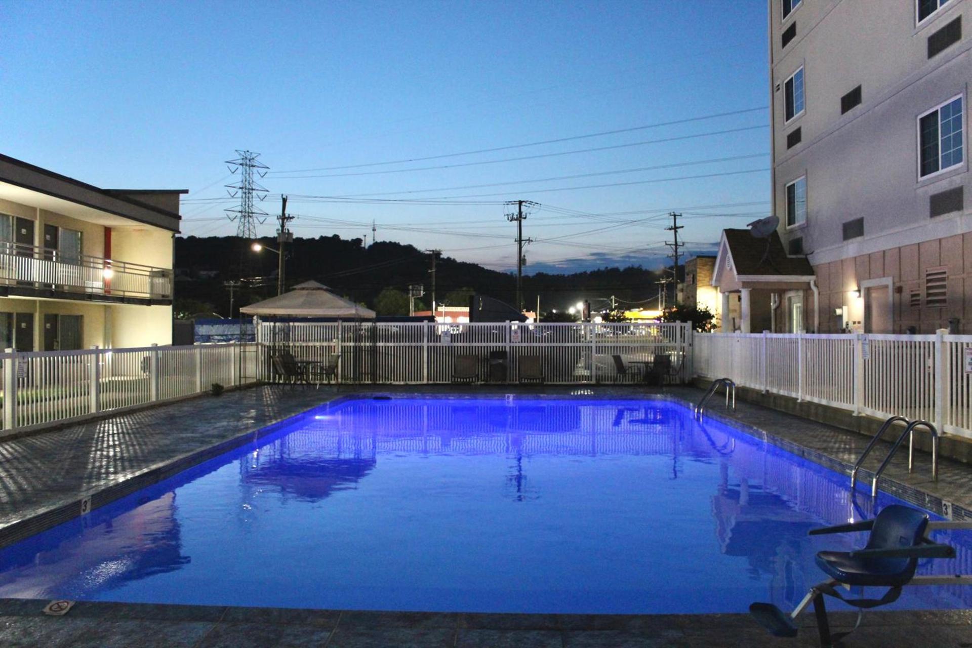 Ramada by Wyndham Harrisonburg photo 3
