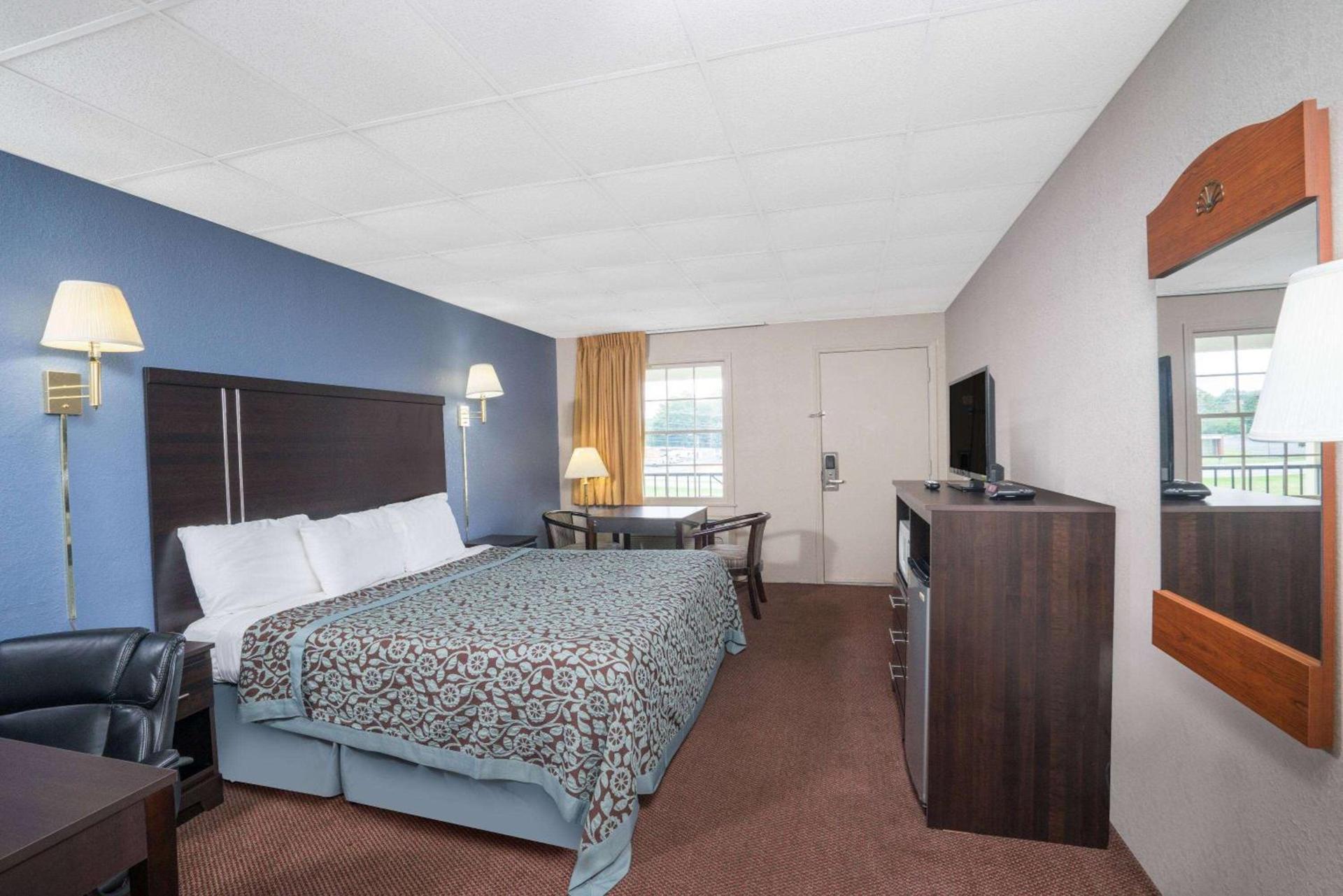 Days Inn by Wyndham Lincolnton photo 13
