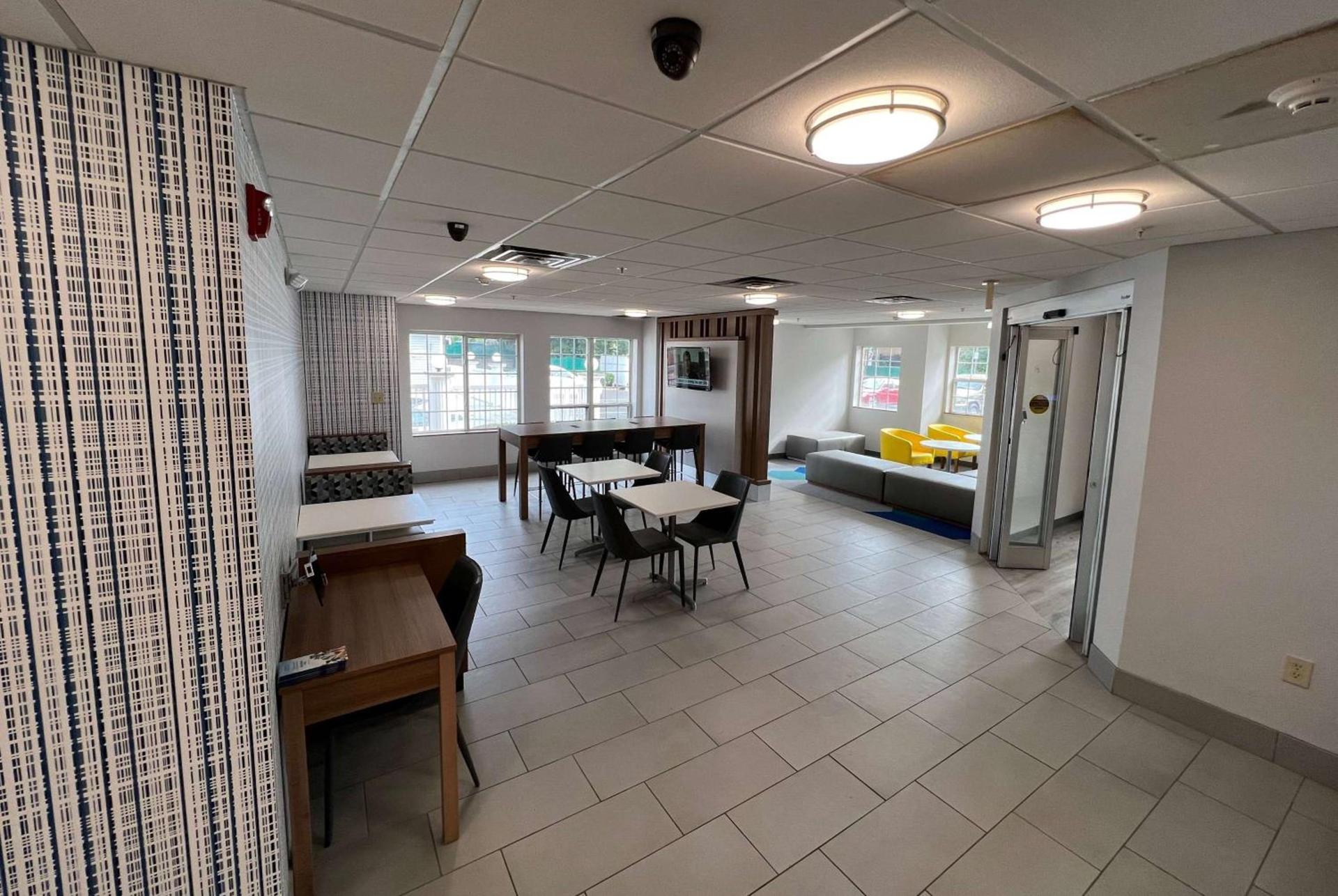 Microtel Inn & Suites by Wyndham Charlotte/Northlake photo 37