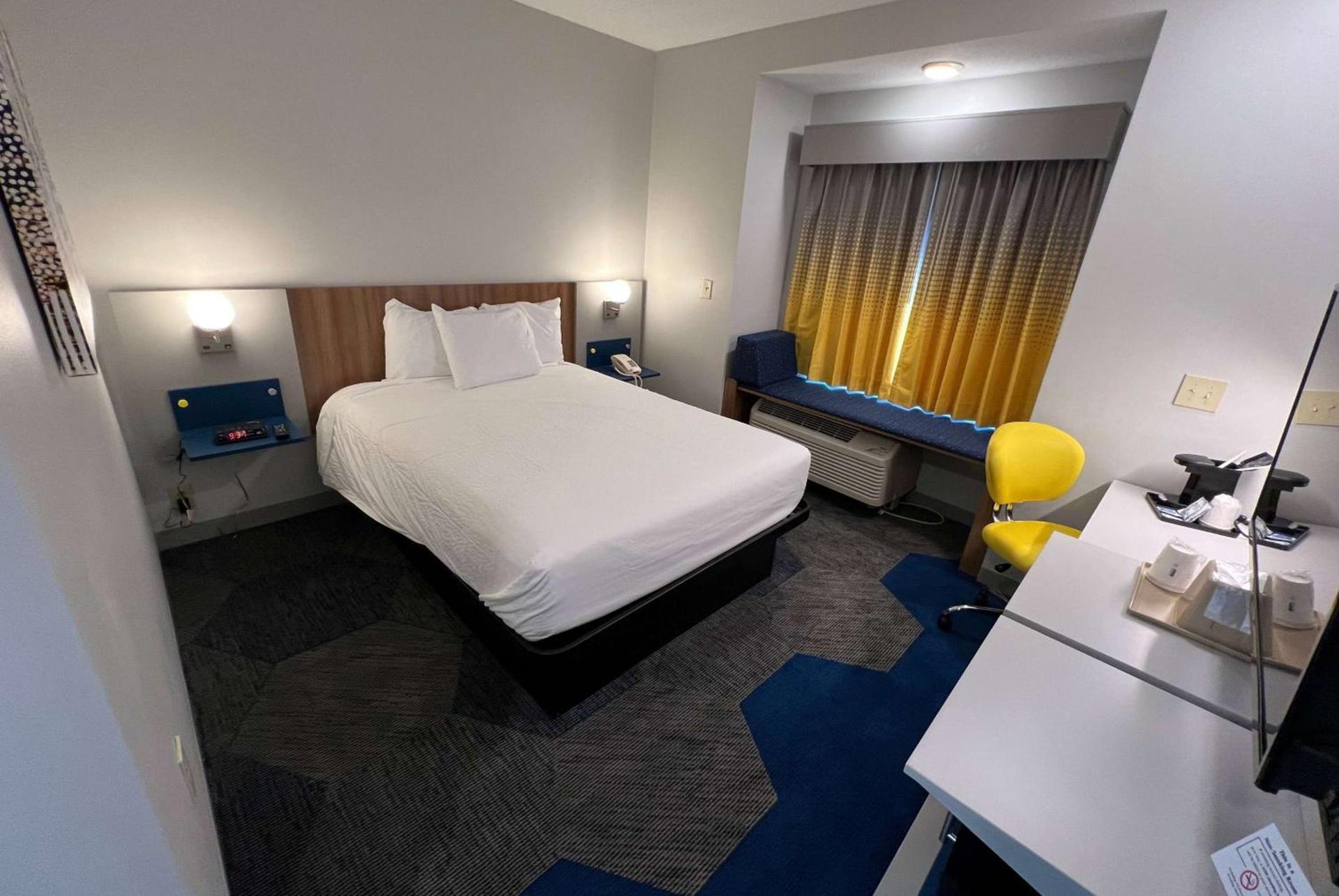 Microtel Inn & Suites by Wyndham Charlotte/Northlake photo 34