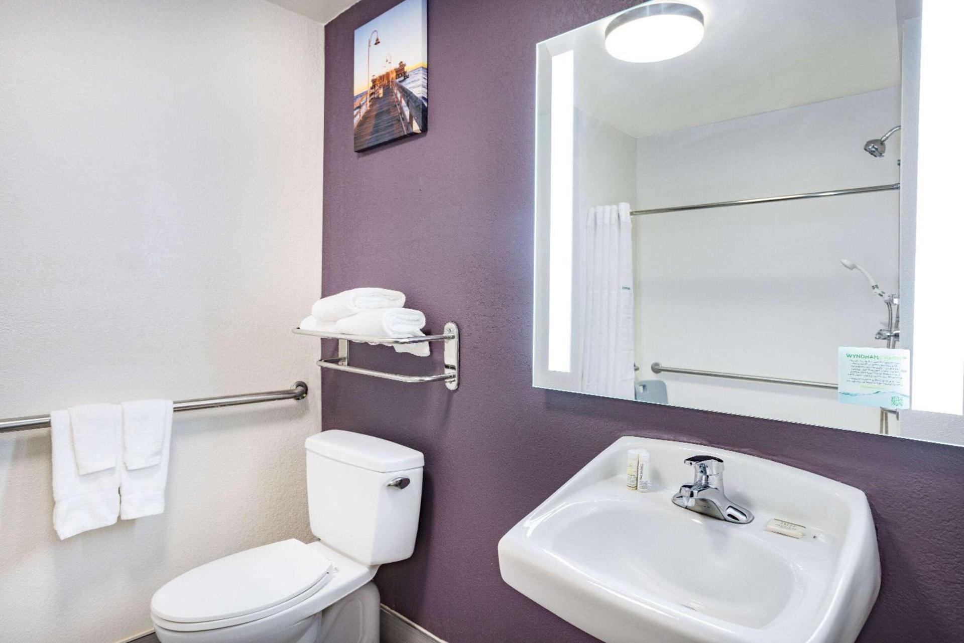 La Quinta Inn & Suites by Wyndham Norfolk photo 8