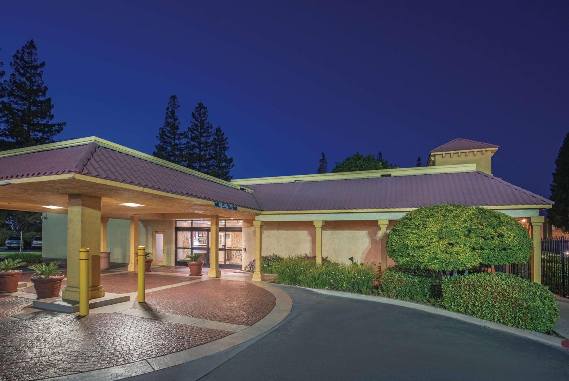 Howard Johnson by Wyndham Sacramento Downtown — hotel in Sacramento