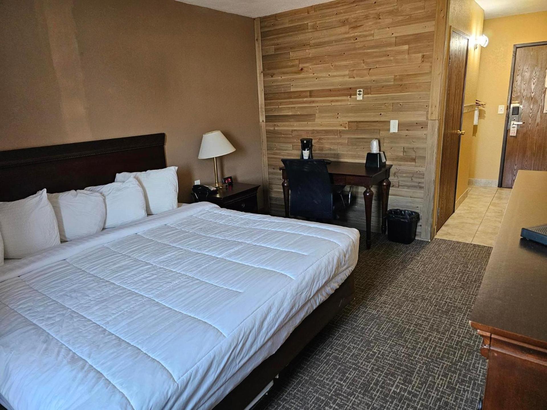 Crookston Inn & Convention Center photo 2