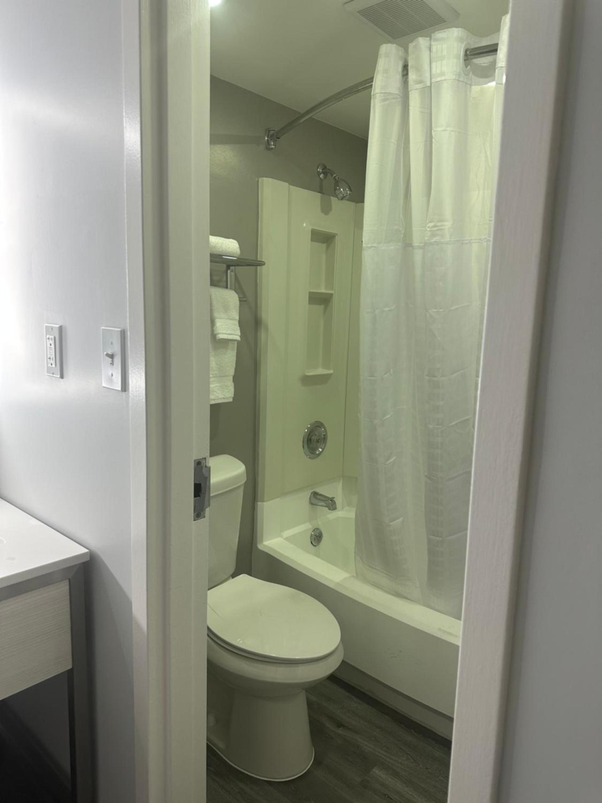 Days-Inn by Wyndham Baltimore Northwest photo 42