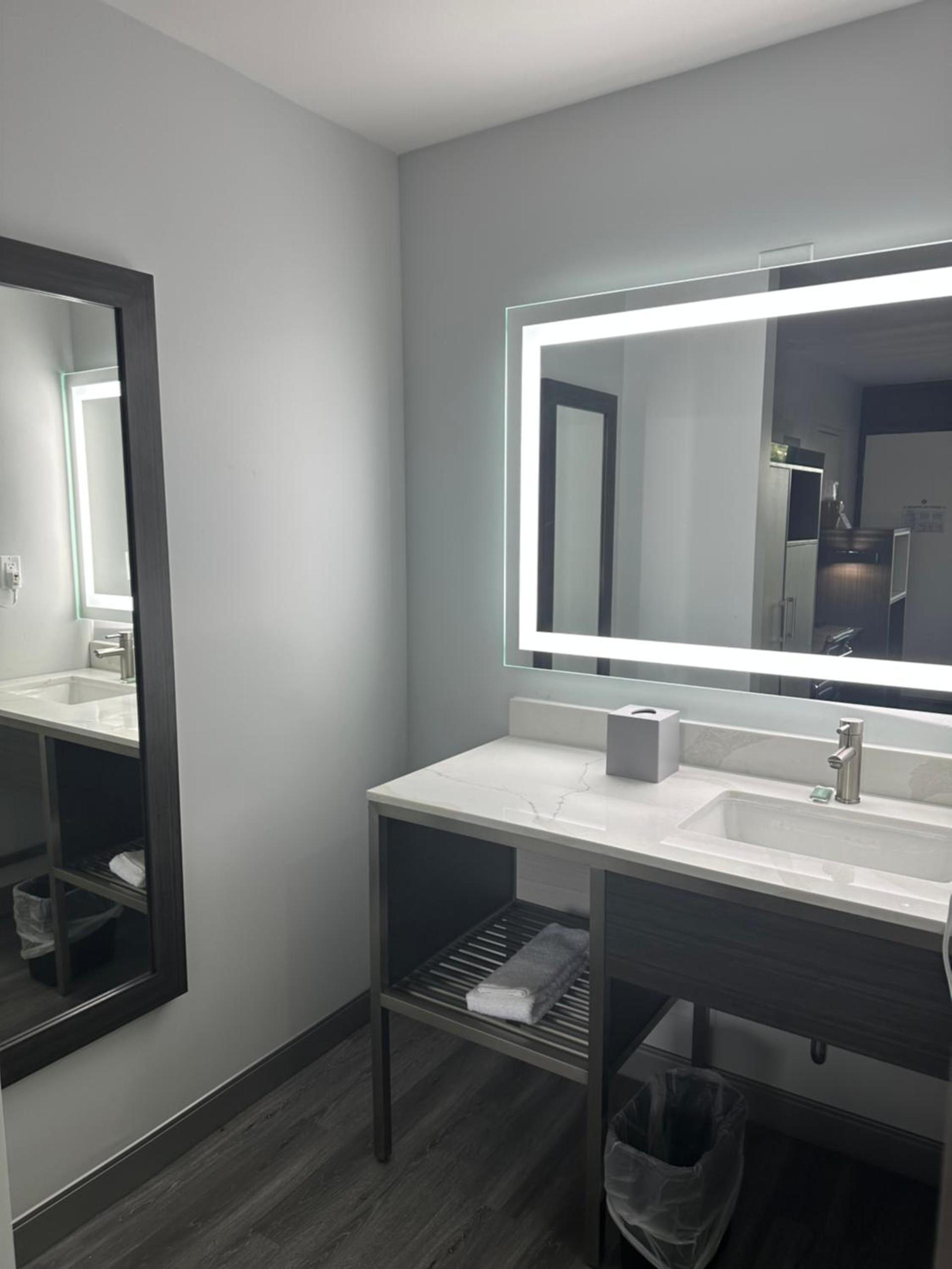 Super 8 by Wyndham Baltimore Northwest photo 35