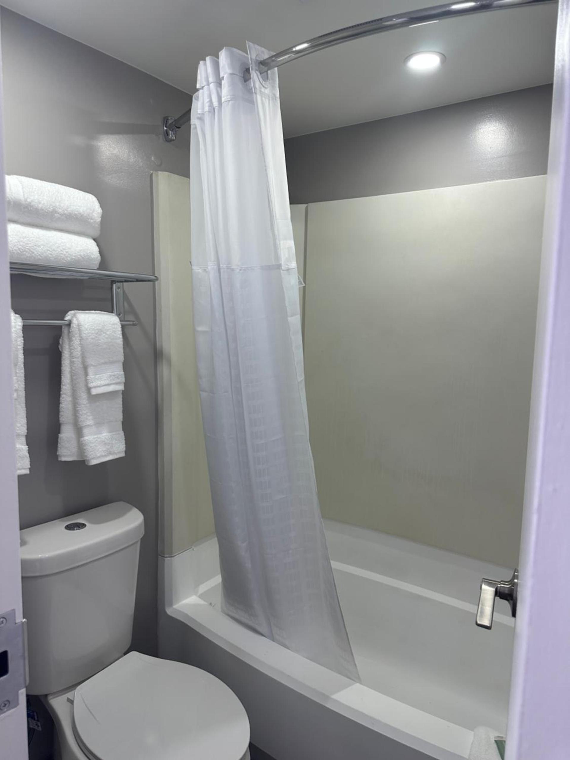 Super 8 by Wyndham Baltimore Northwest photo 38