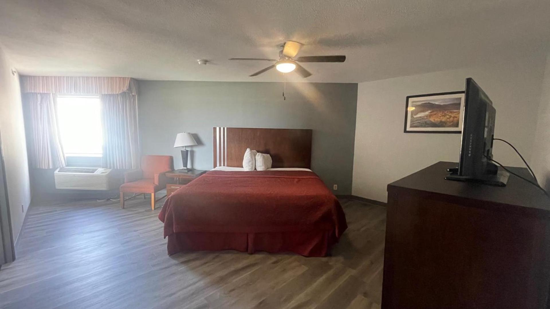 Days Inn & Suites by Wyndham Winnie photo 12