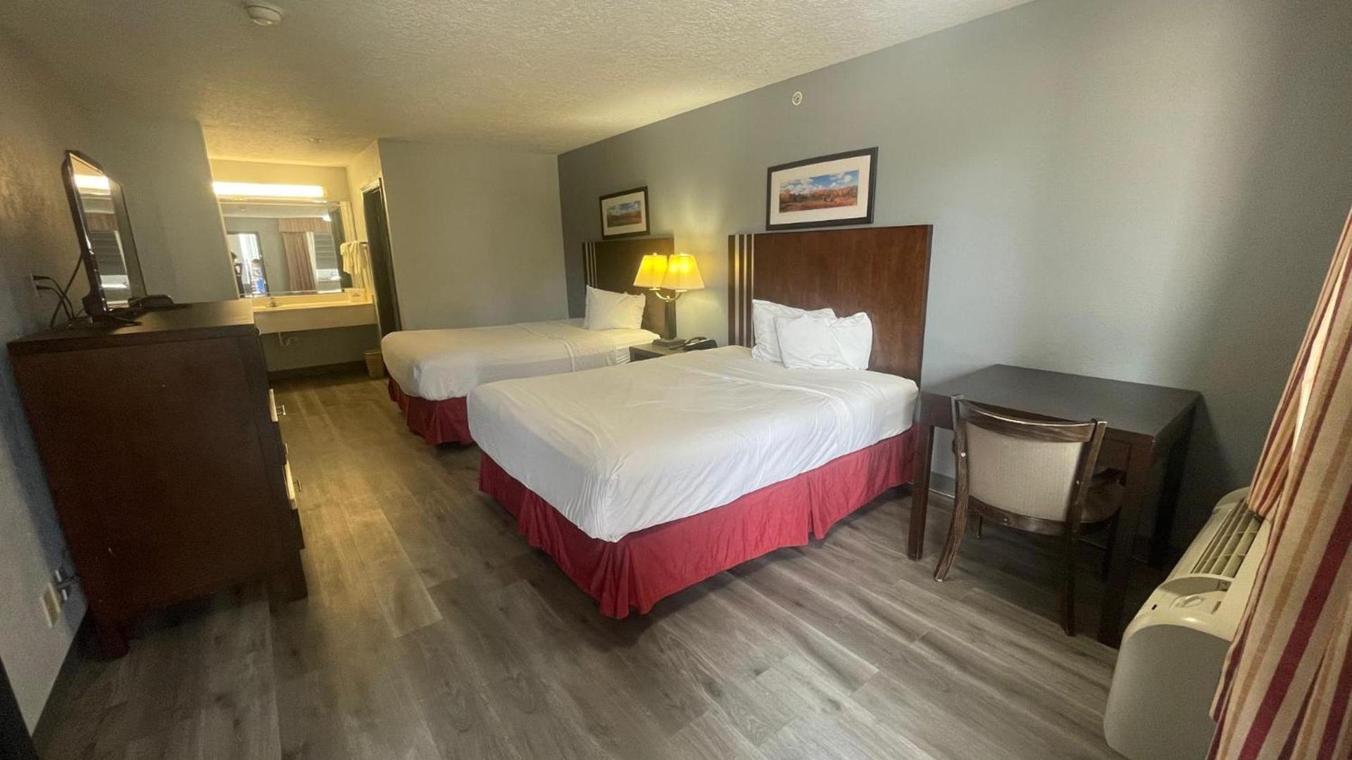 Days Inn & Suites by Wyndham Winnie photo 26