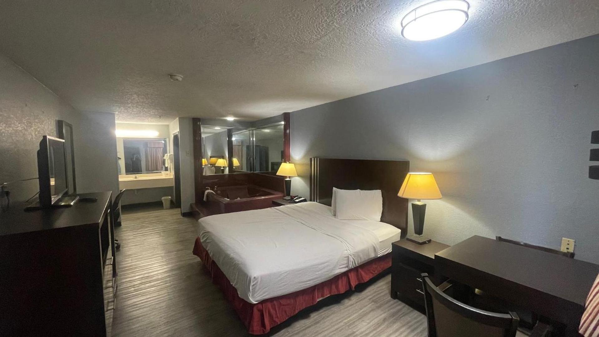 Days Inn & Suites by Wyndham Winnie photo 13