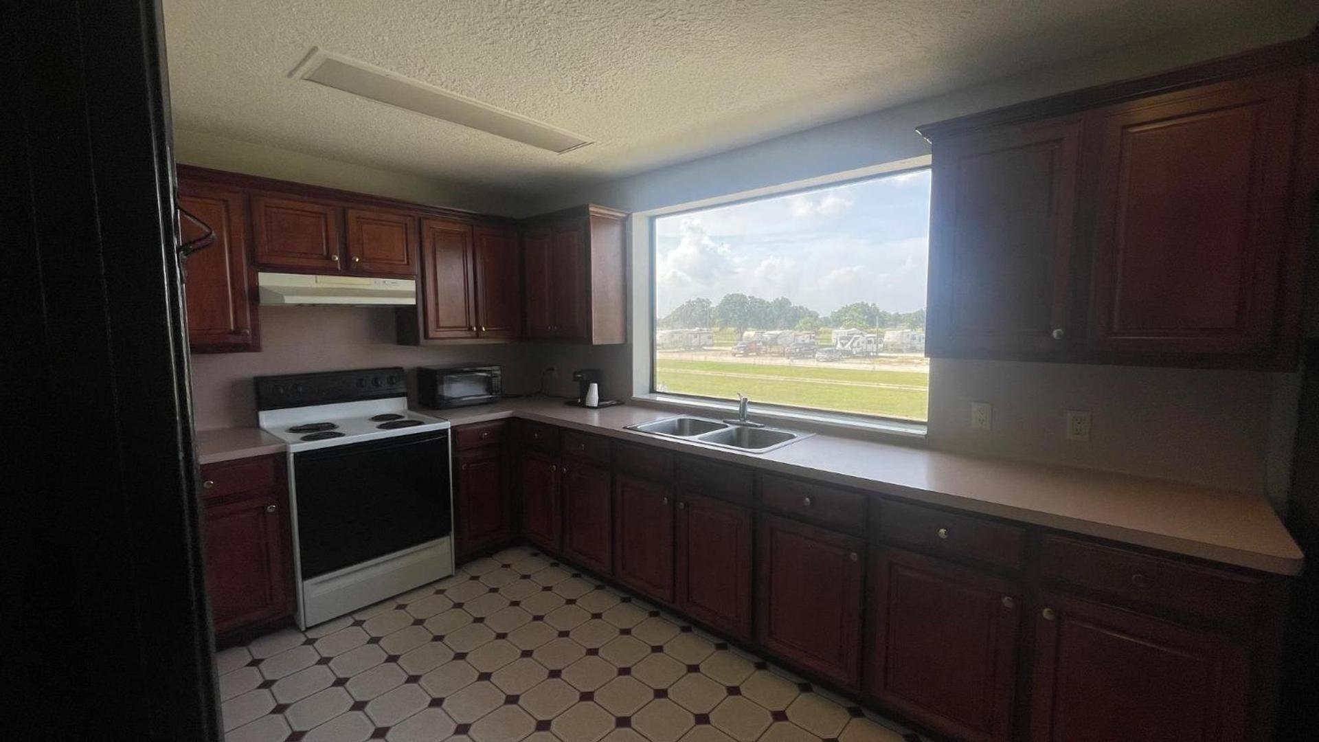 Days Inn & Suites by Wyndham Winnie photo 15