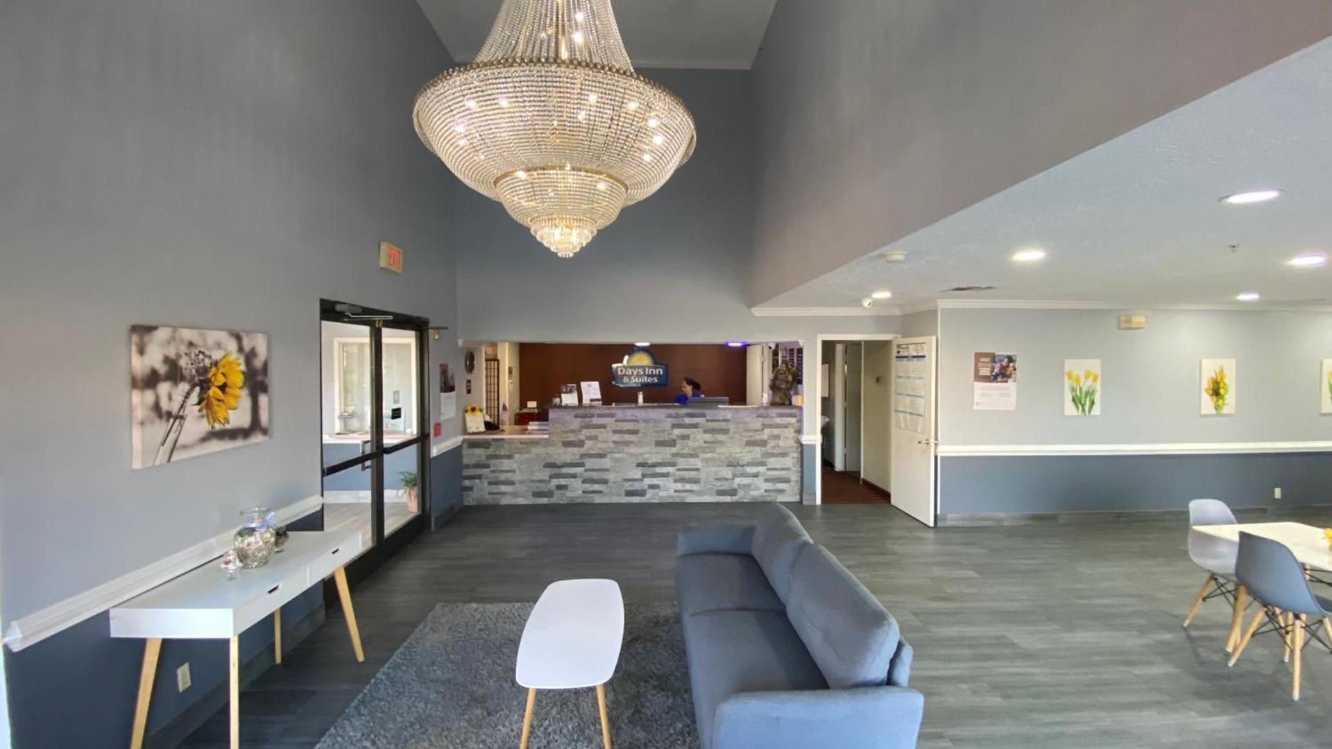 Days Inn & Suites by Wyndham Winnie photo 16