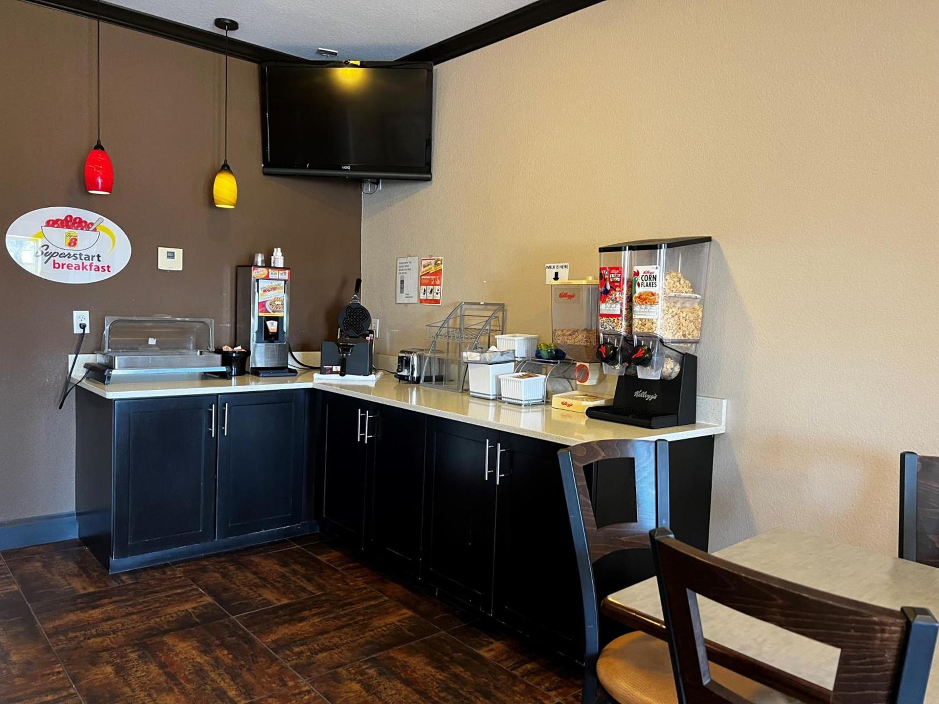 Super 8 by Wyndham Center photo 3