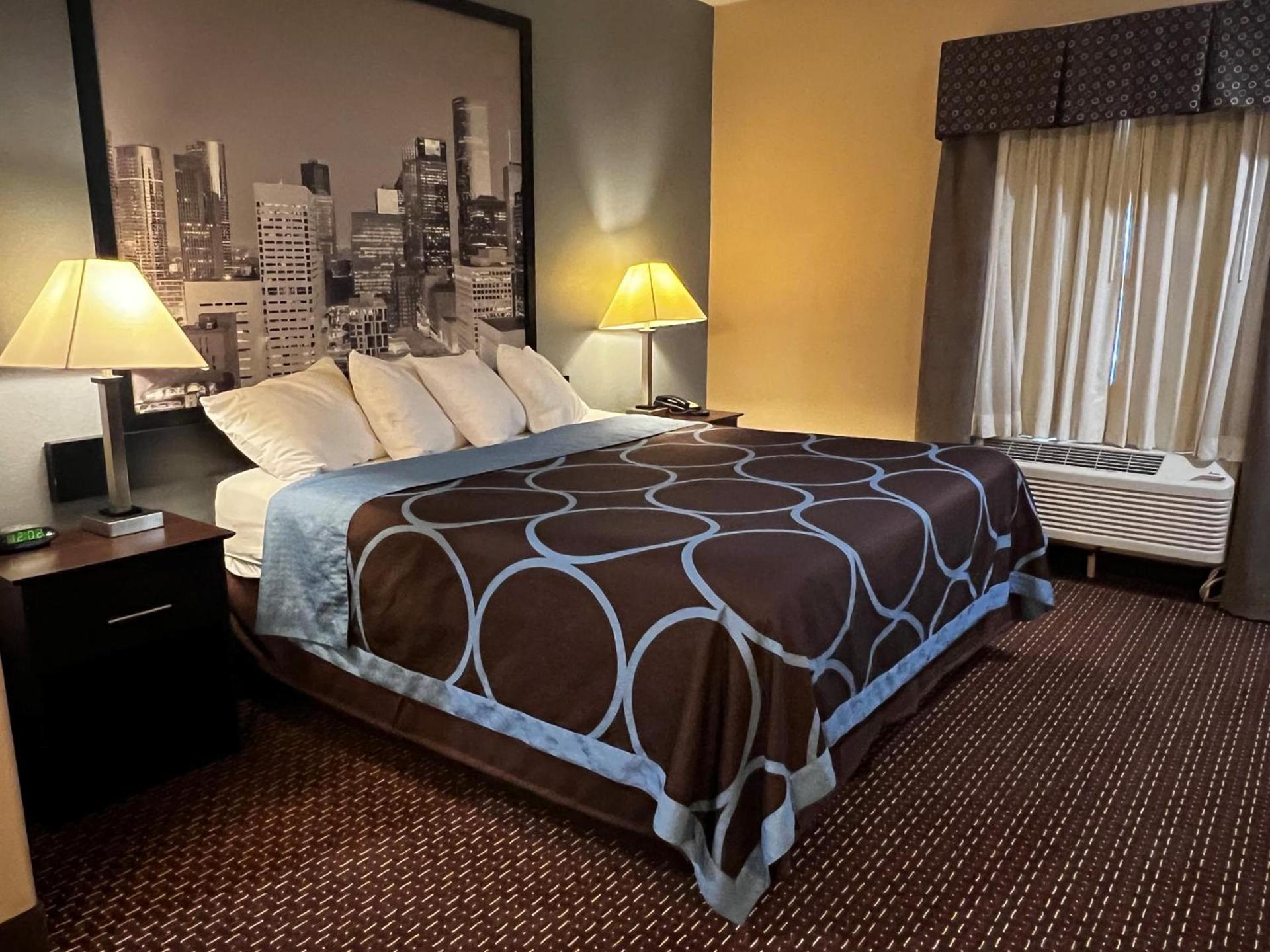 Super 8 by Wyndham Center photo 15