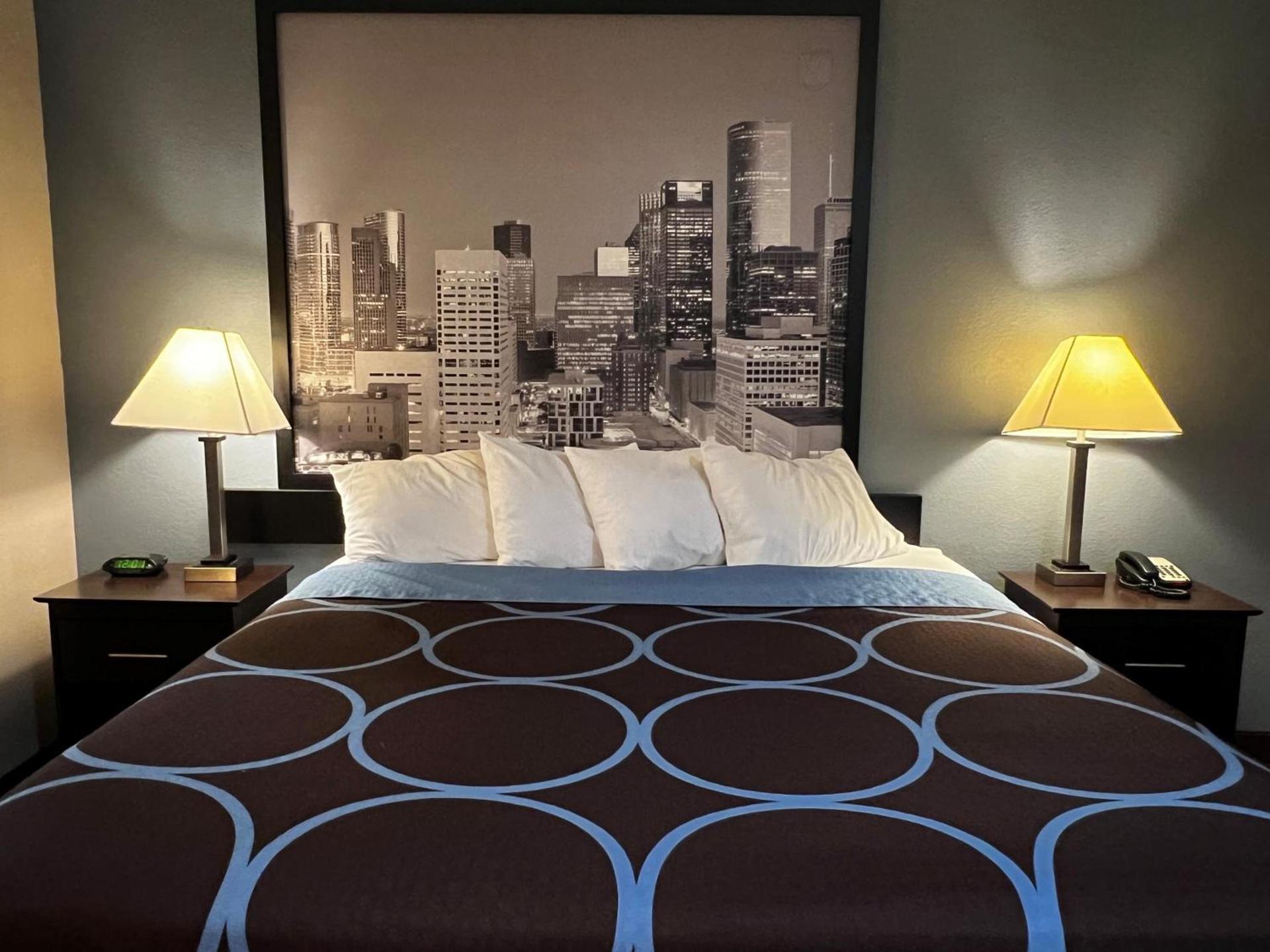 Super 8 by Wyndham Center photo 16
