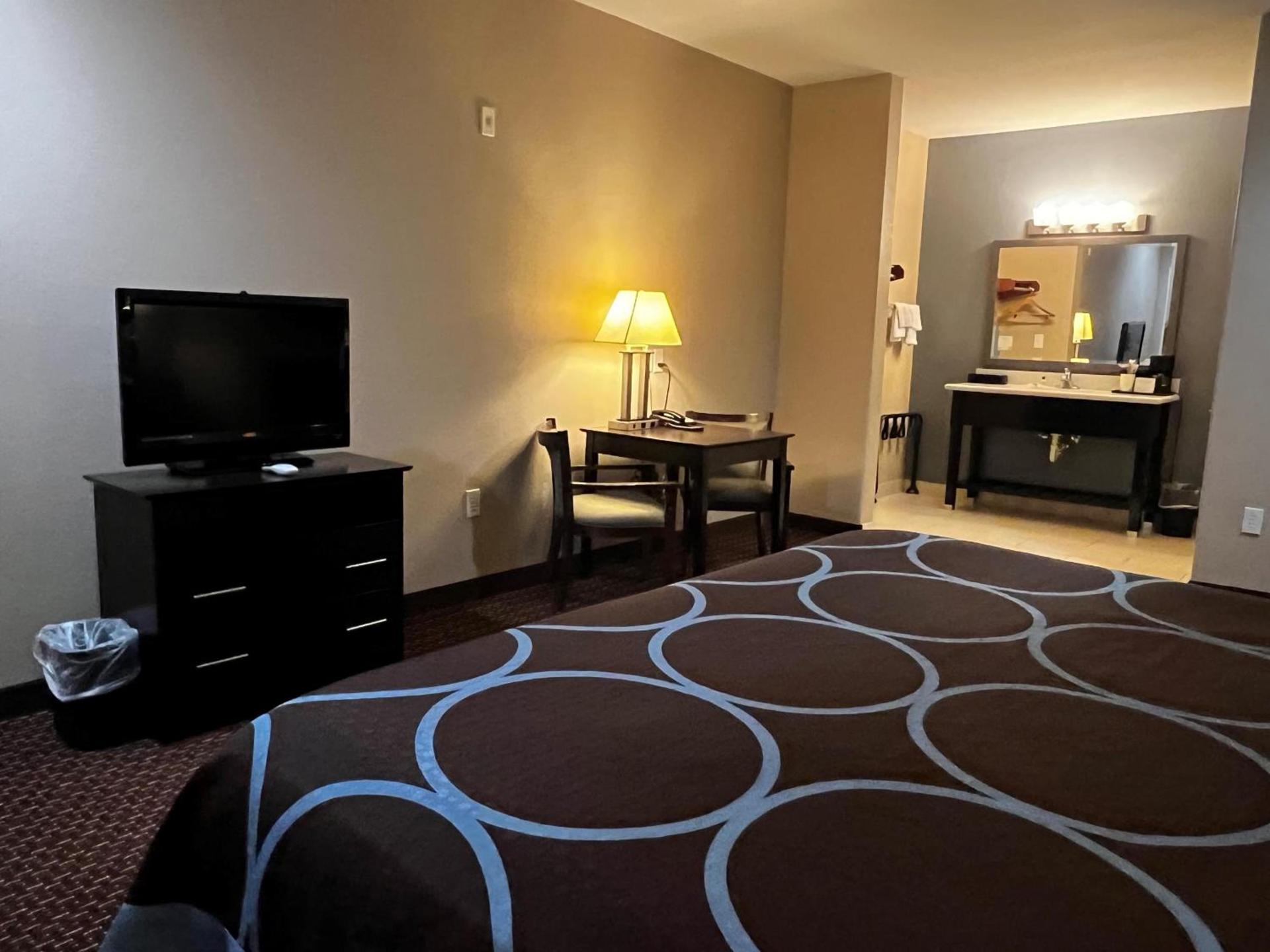Super 8 by Wyndham Center photo 12