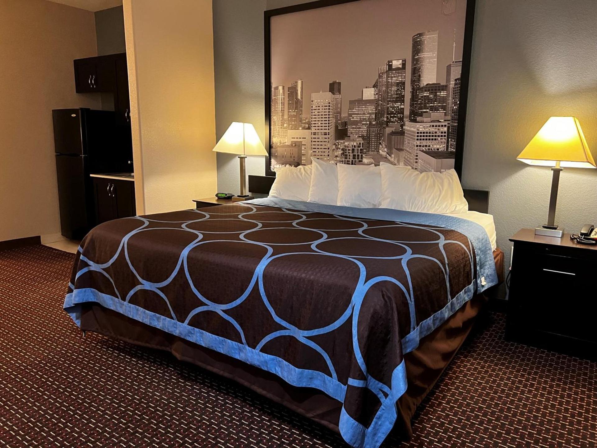 Super 8 by Wyndham Center photo 14
