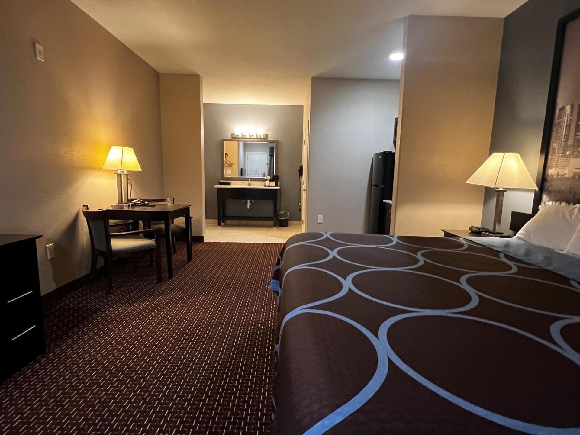 Super 8 by Wyndham Center photo 17