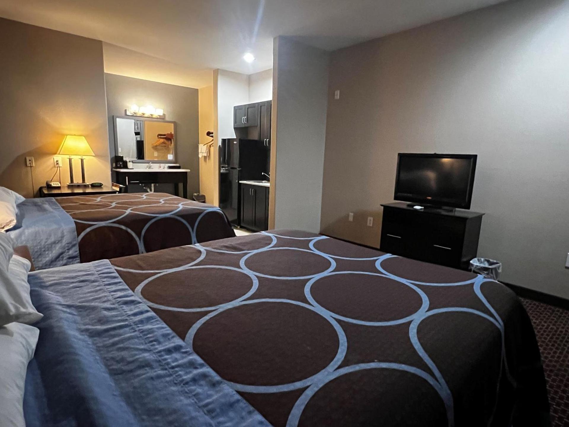 Super 8 by Wyndham Center photo 24