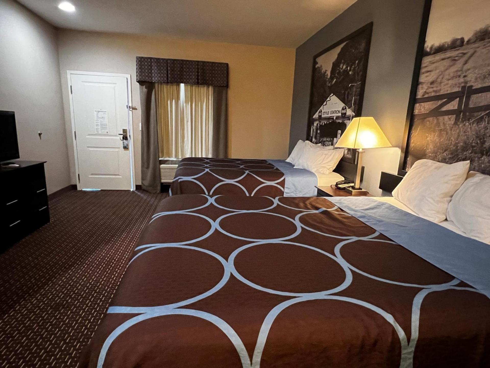 Super 8 by Wyndham Center photo 21