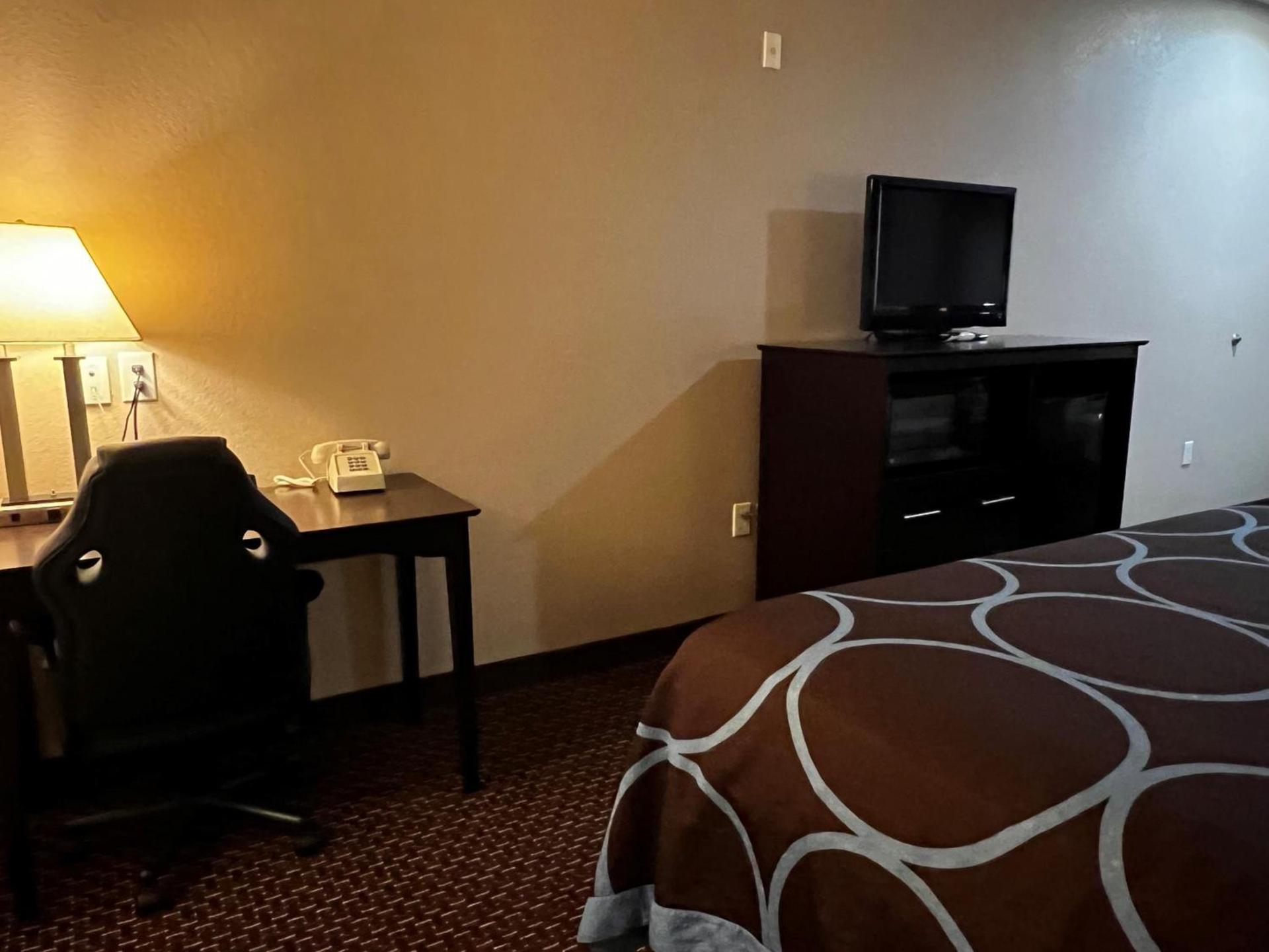 Super 8 by Wyndham Center photo 32