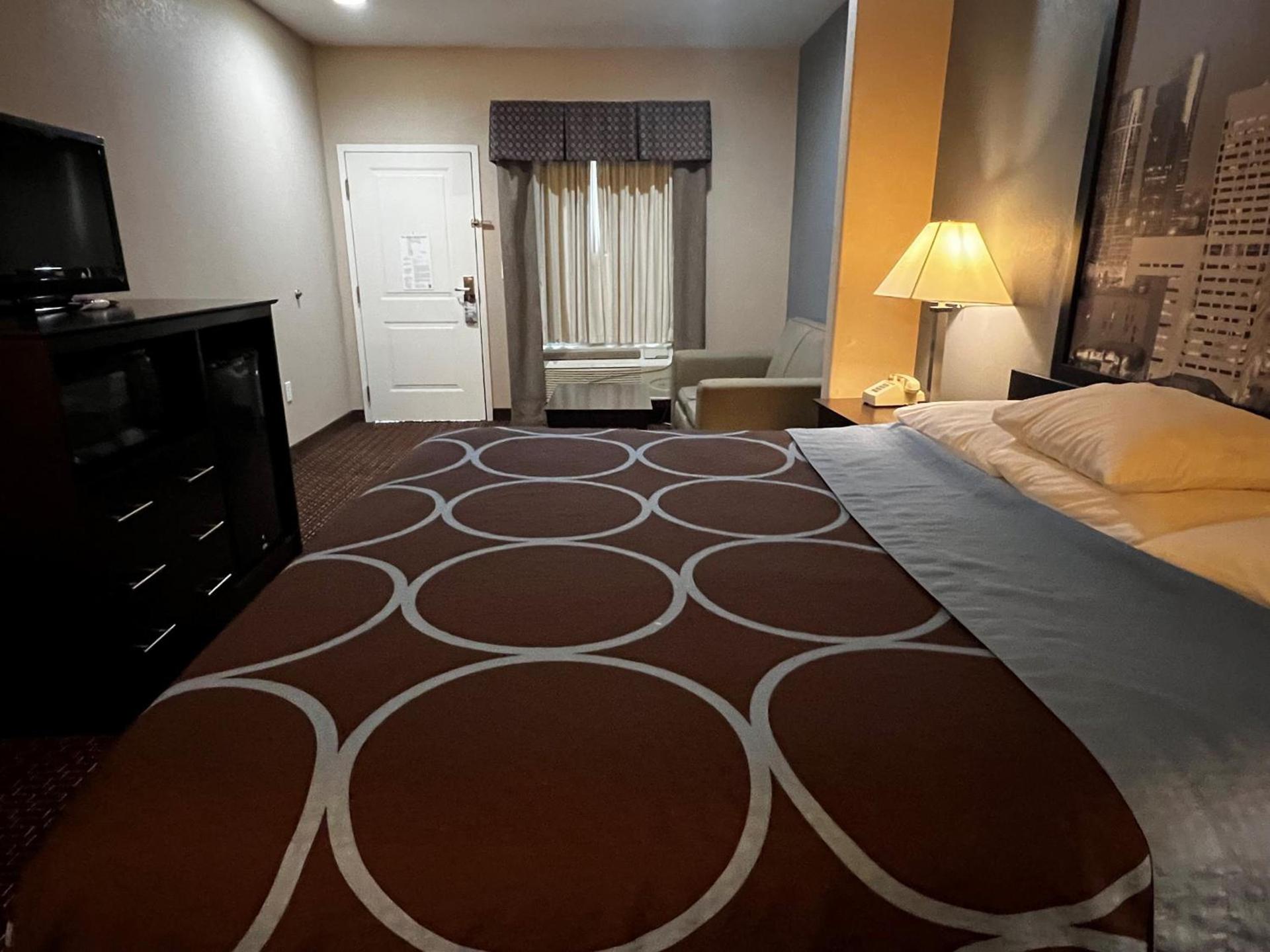 Super 8 by Wyndham Center photo 43