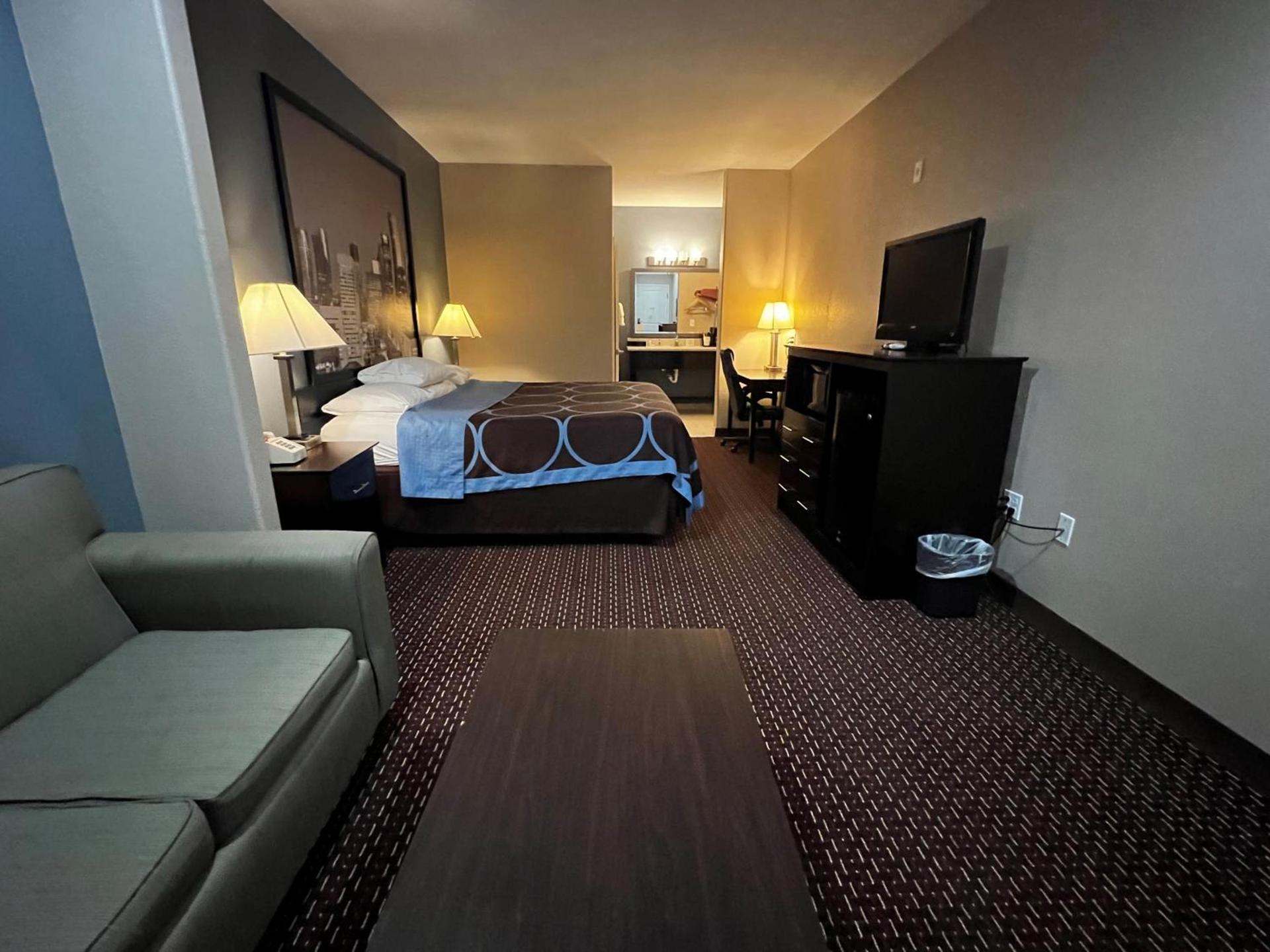 Super 8 by Wyndham Center photo 30